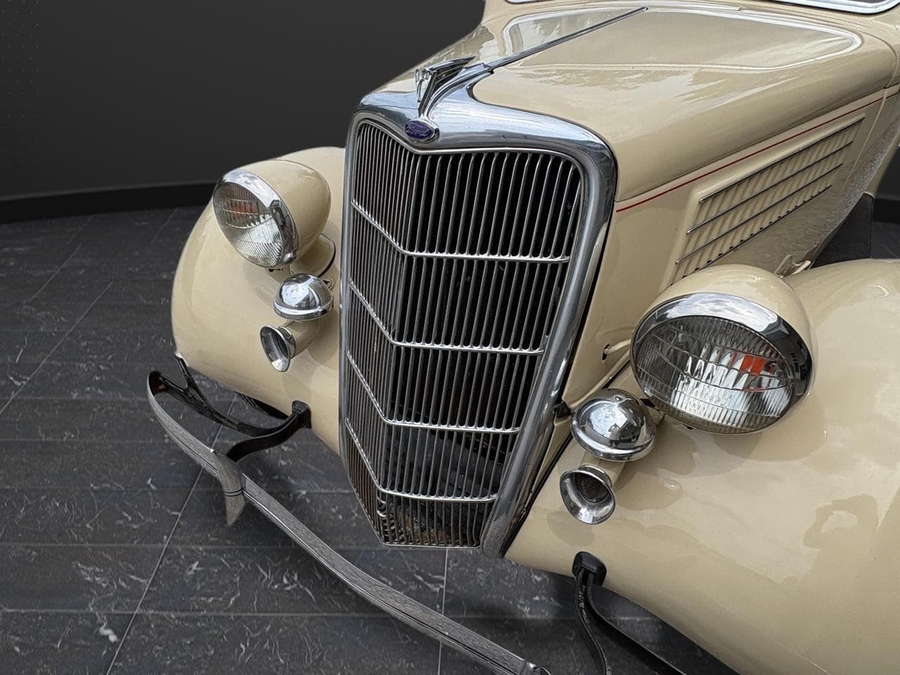 1935 Ford Tudor Humpback thumbnail 10