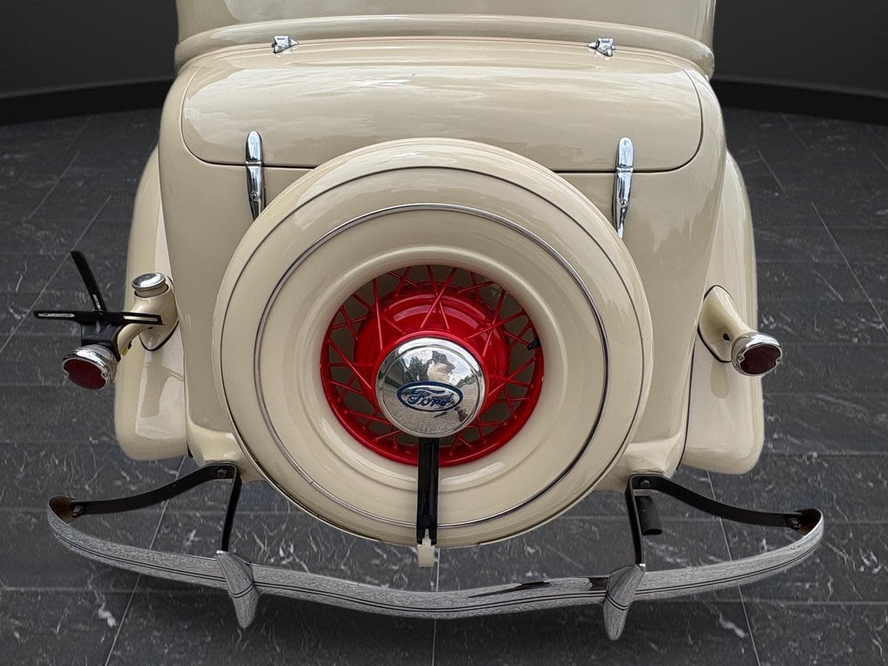 1935 Ford Tudor Humpback thumbnail 11