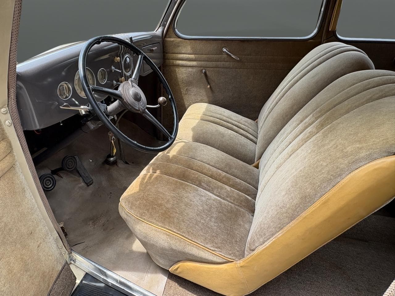 1935 Ford Tudor Humpback thumbnail 21