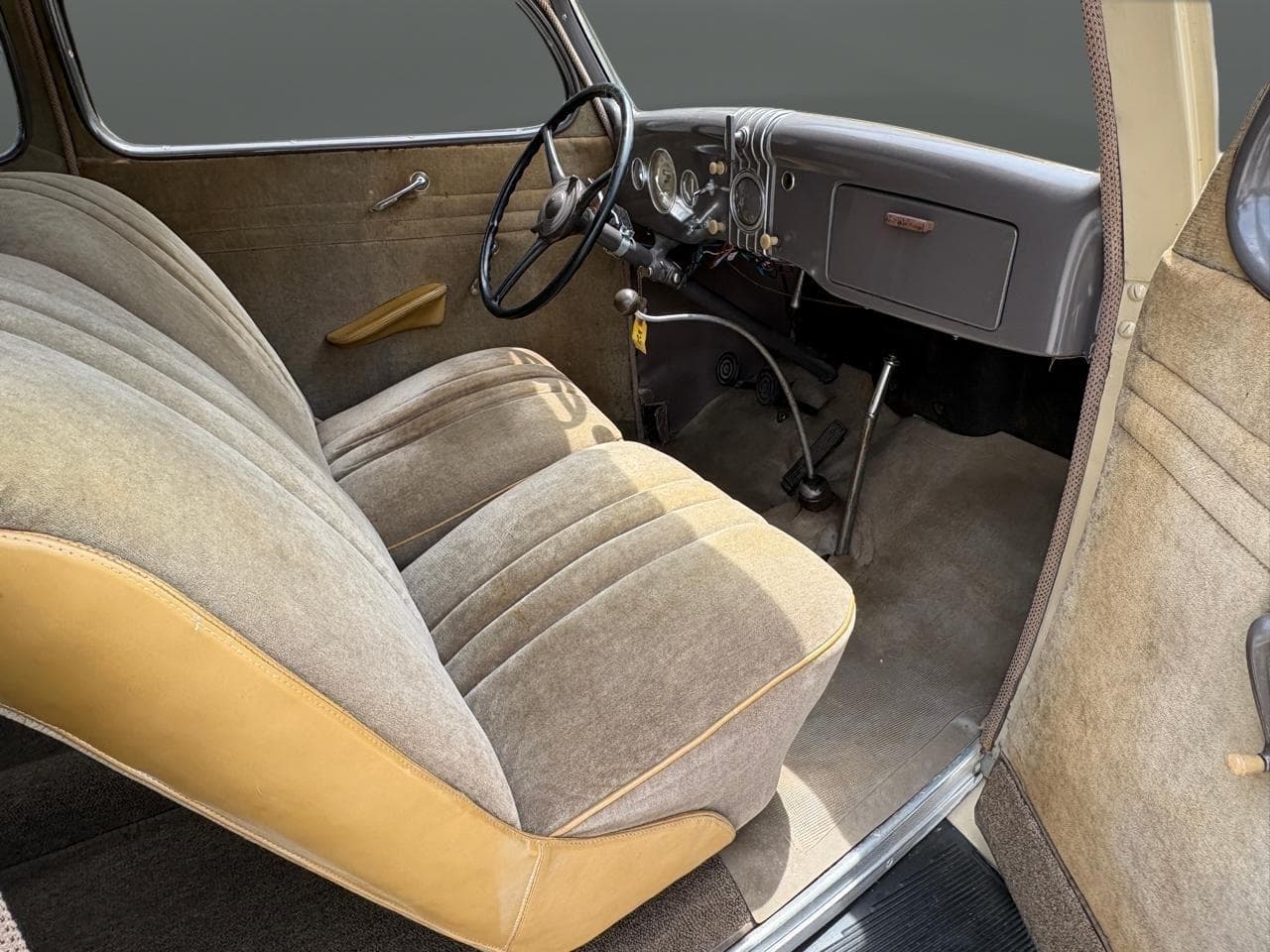 1935 Ford Tudor Humpback thumbnail 23