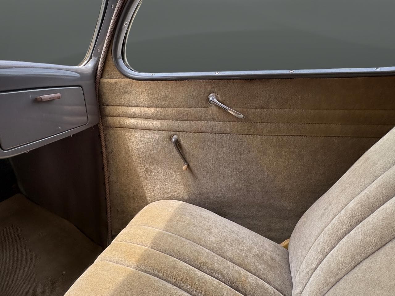 1935 Ford Tudor Humpback thumbnail 24