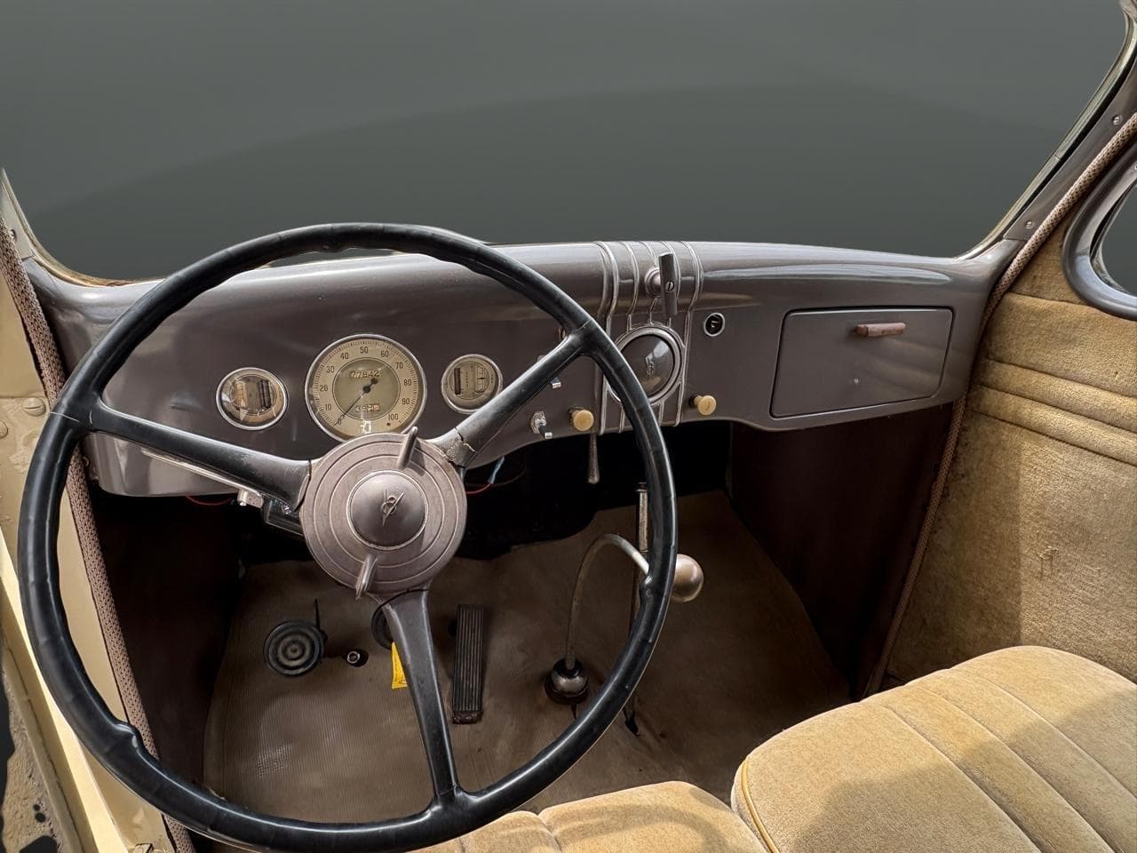 1935 Ford Tudor Humpback thumbnail 27