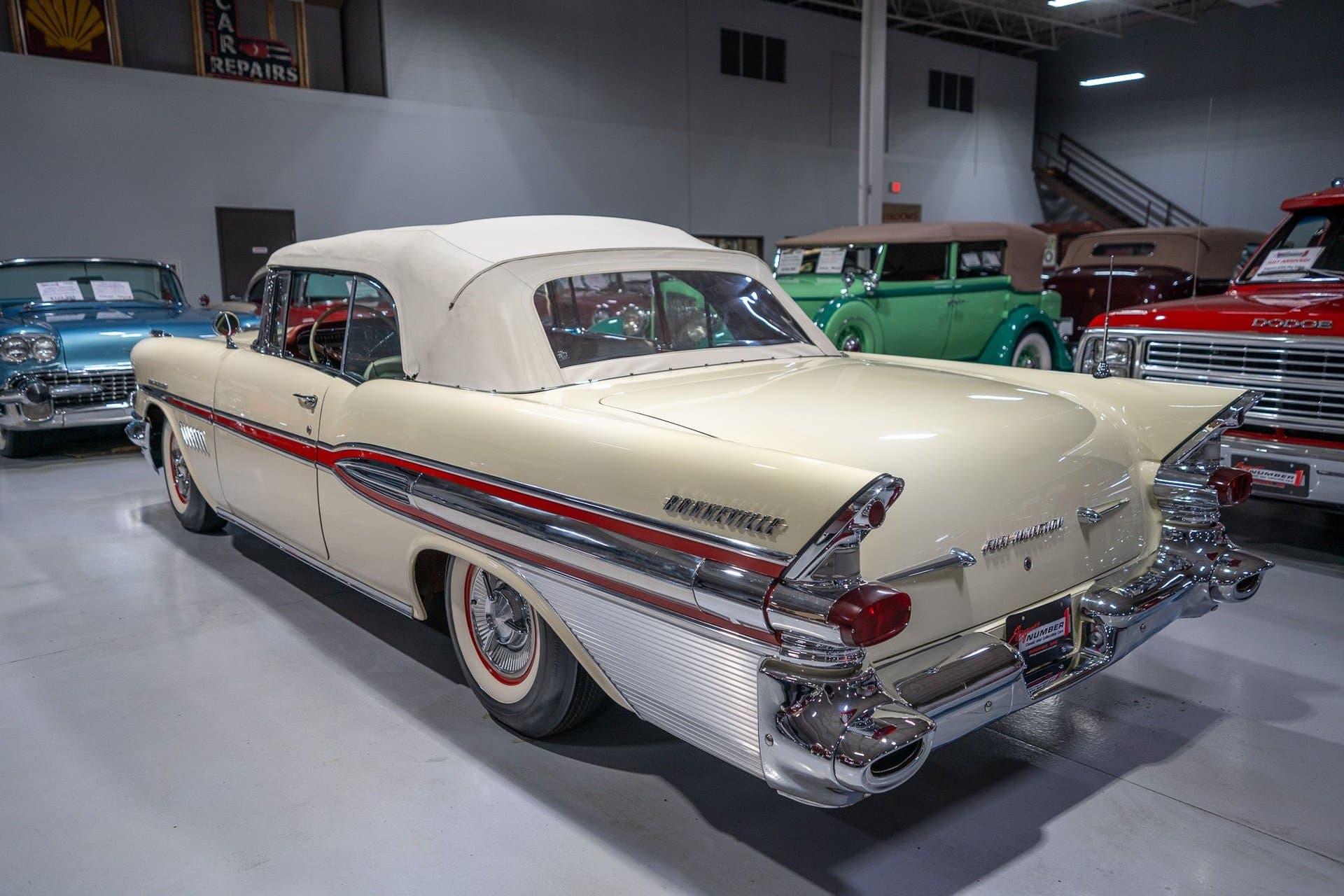 1957 Pontiac Bonneville Convertible thumbnail 13