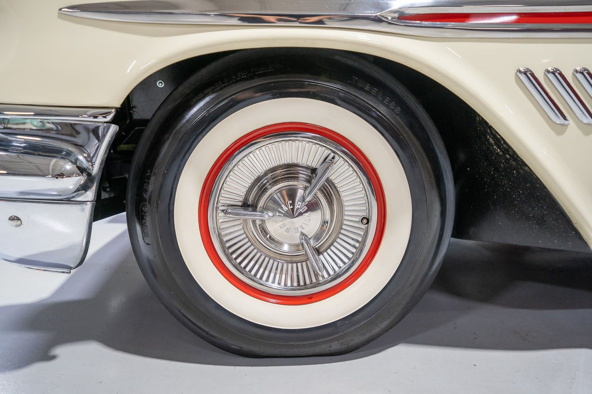 1957 Pontiac Bonneville Convertible thumbnail 14