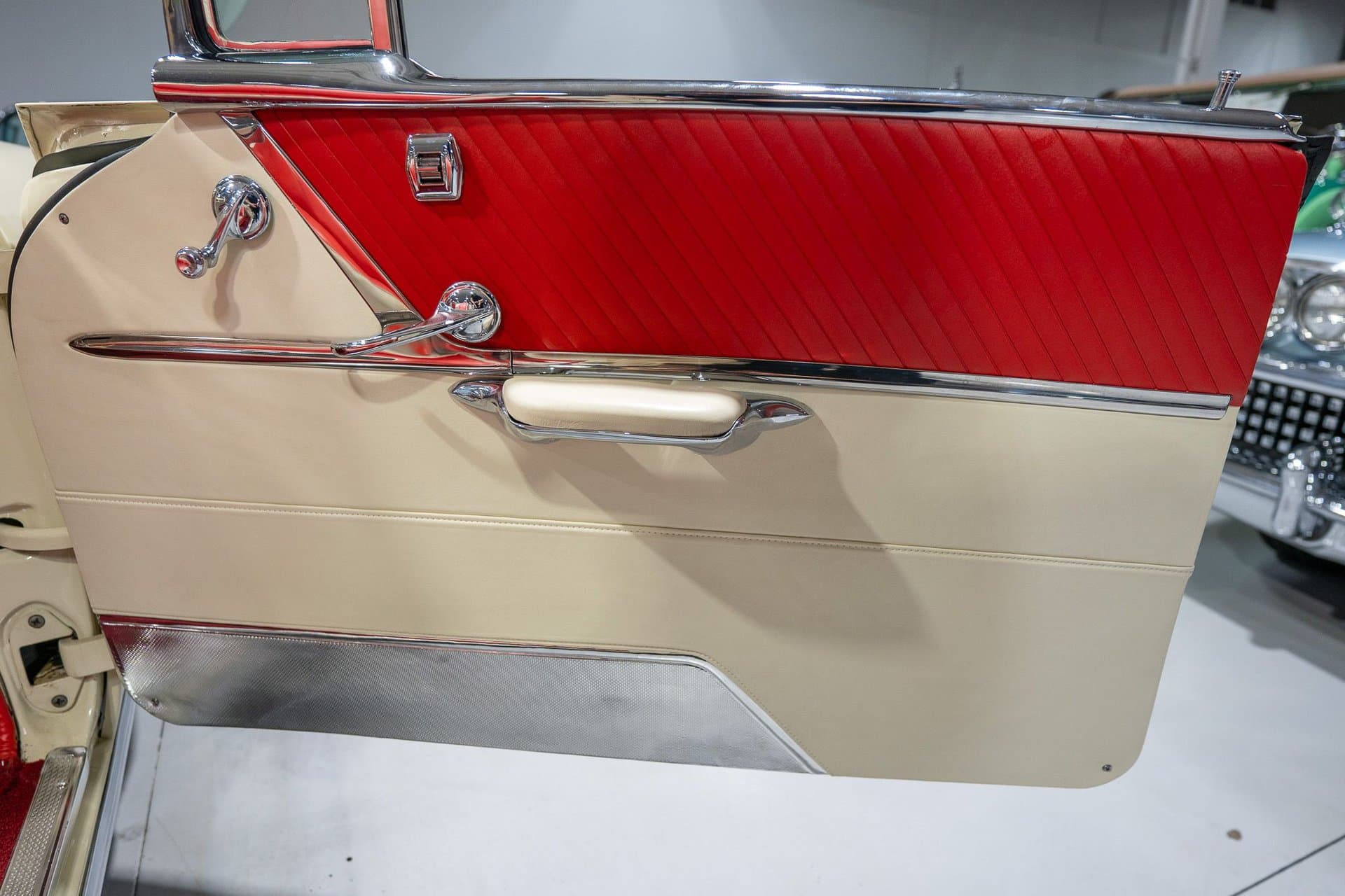 1957 Pontiac Bonneville Convertible thumbnail 22