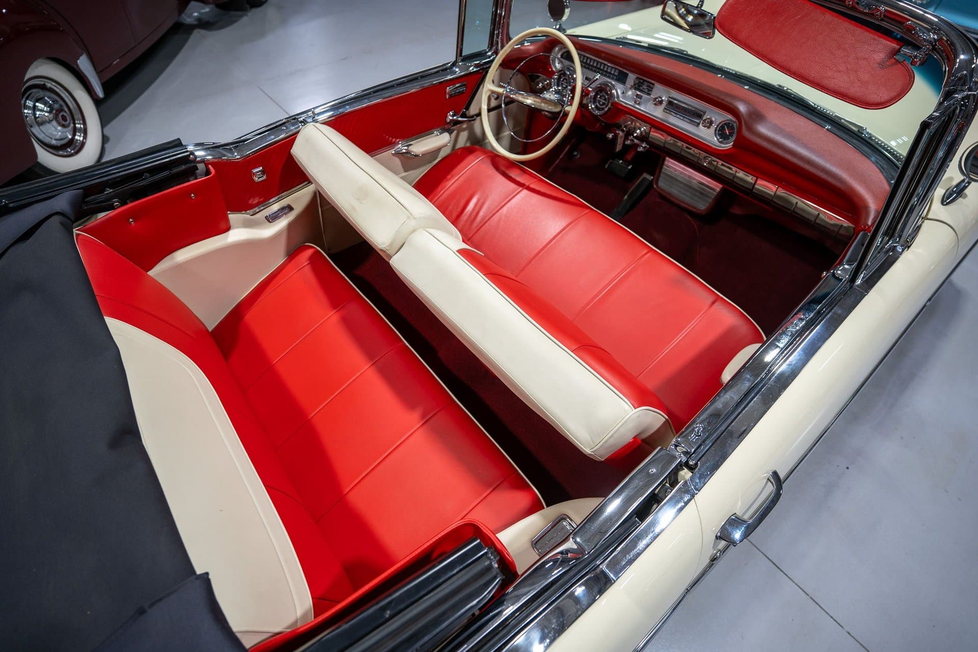 1957 Pontiac Bonneville Convertible thumbnail 26