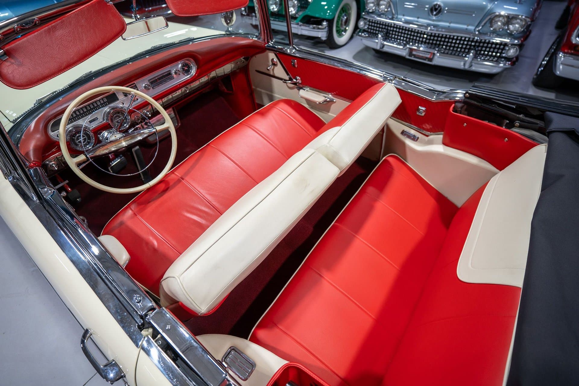 1957 Pontiac Bonneville Convertible thumbnail 25