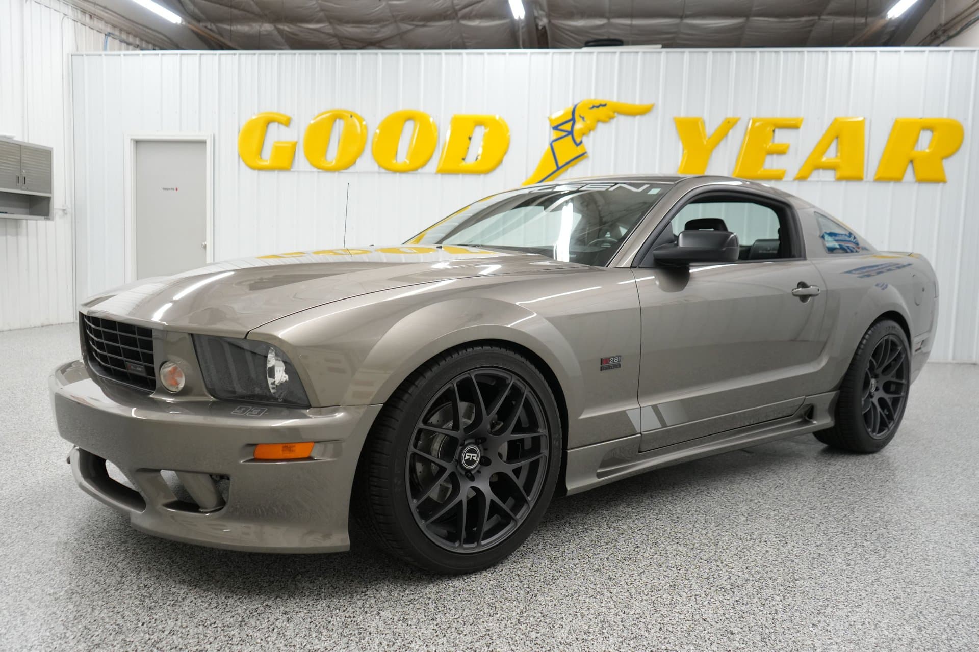 2005 Ford Mustang Saleen — photo 2