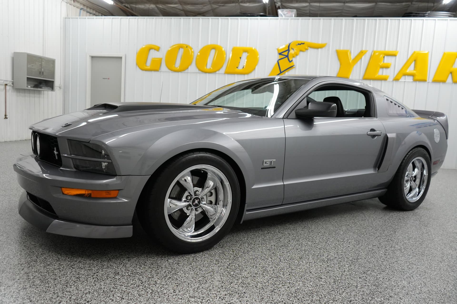 2006 Ford Mustang GT — photo 2