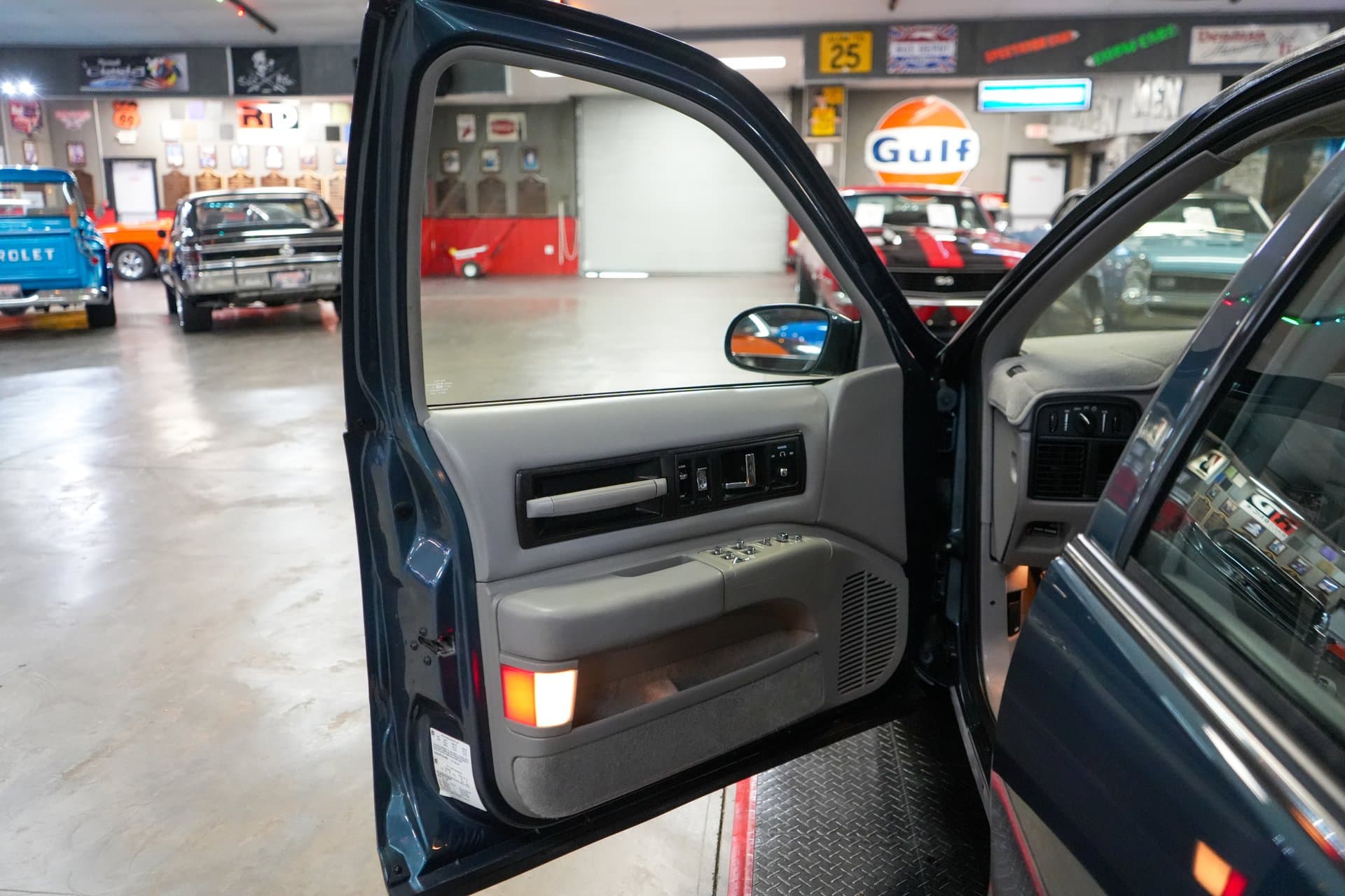 1996 Chevrolet Impala SS thumbnail 19