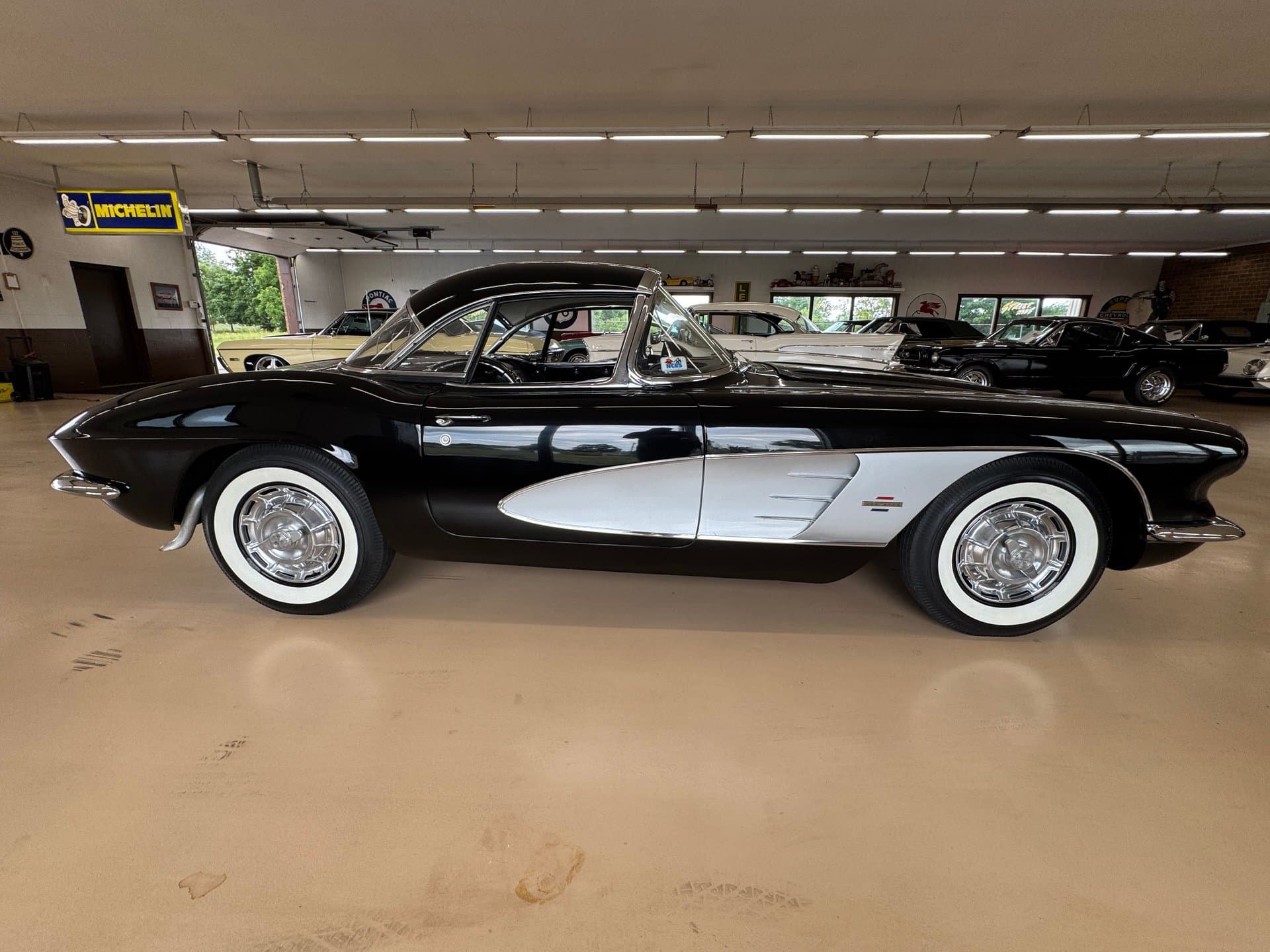 1961 Chevrolet Corvette thumbnail 4