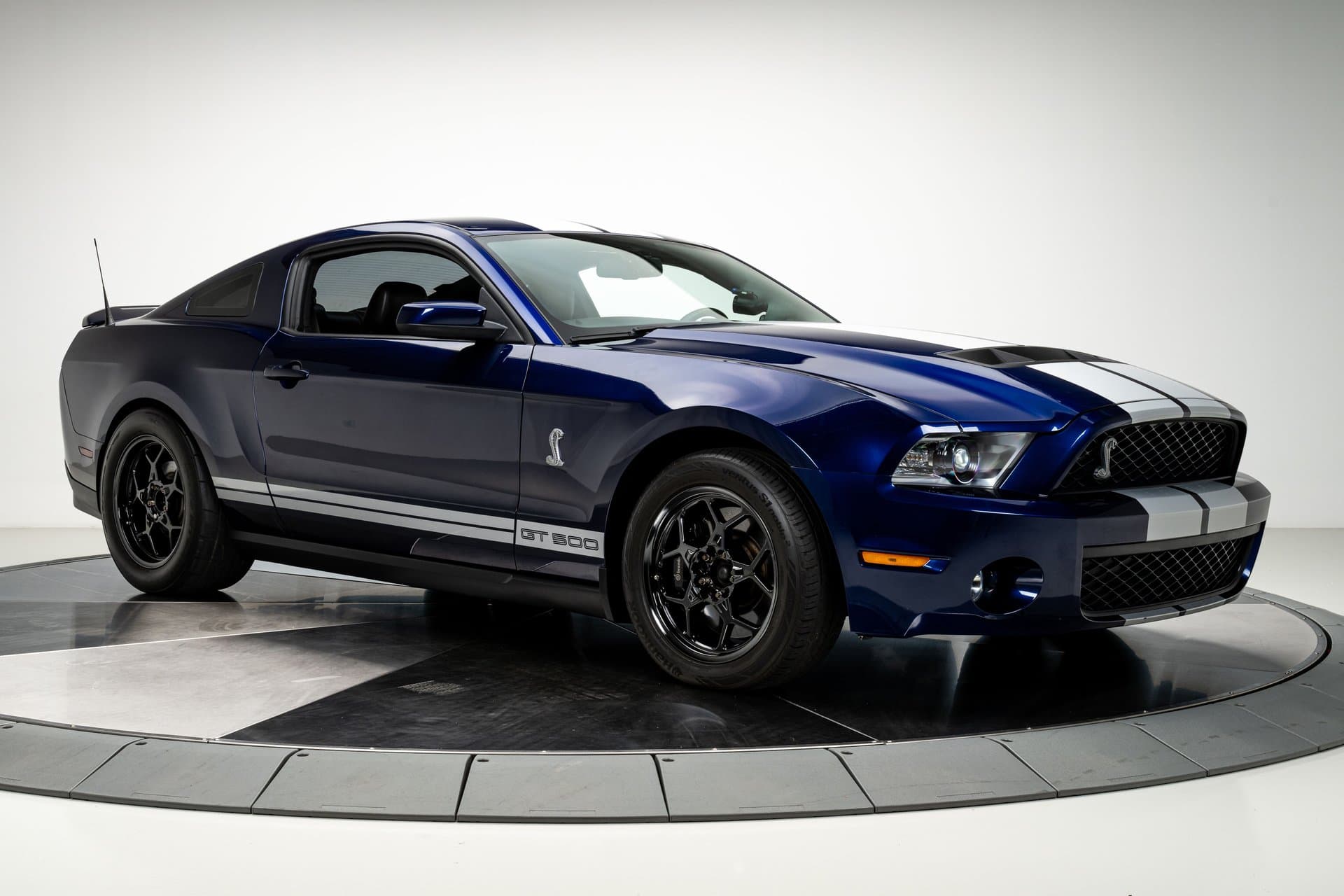 2010 Ford Mustang Shelby GT500 thumbnail 5