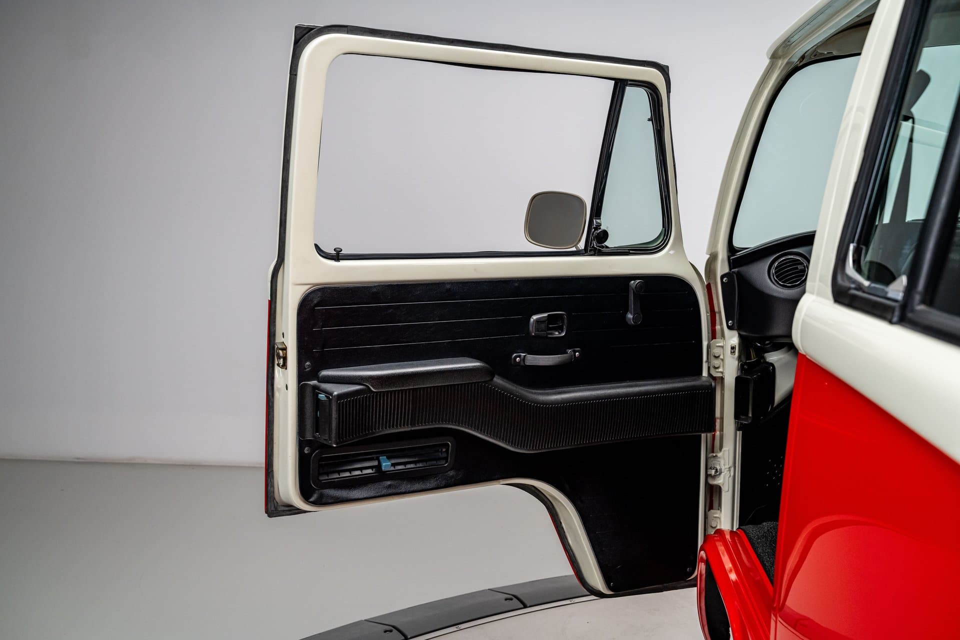 1977 Volkswagen Type 2 Bus thumbnail 19