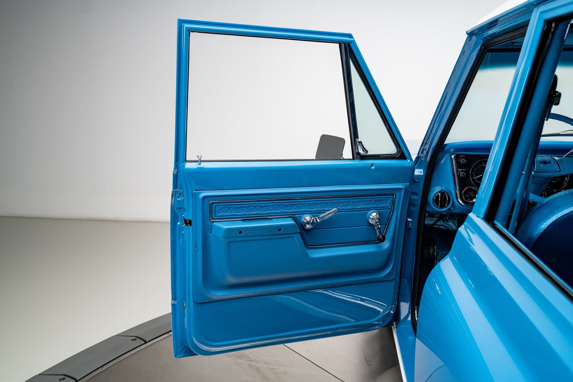 1972 Chevrolet Suburban thumbnail 15