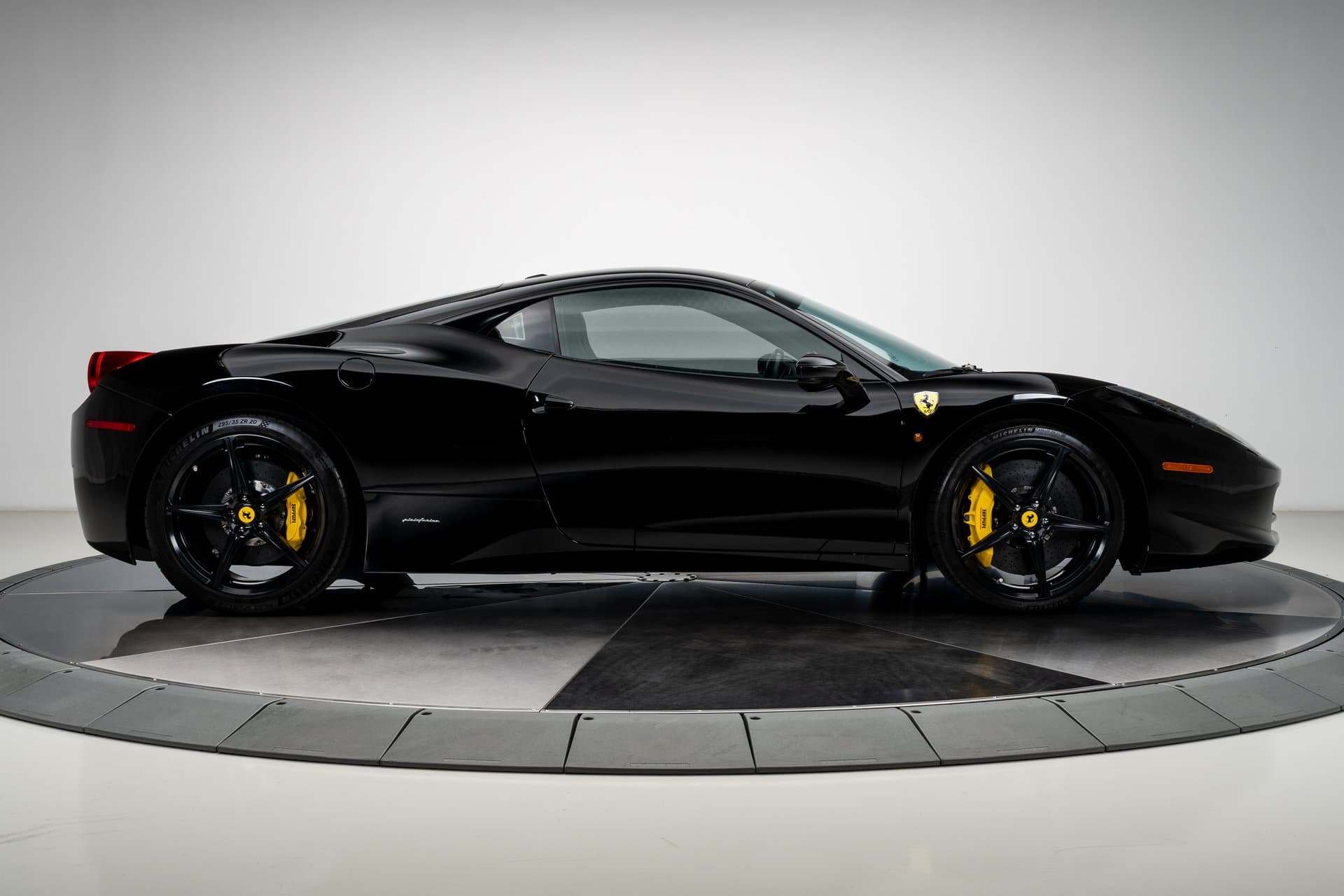 2010 Ferrari 458 Italia thumbnail 7
