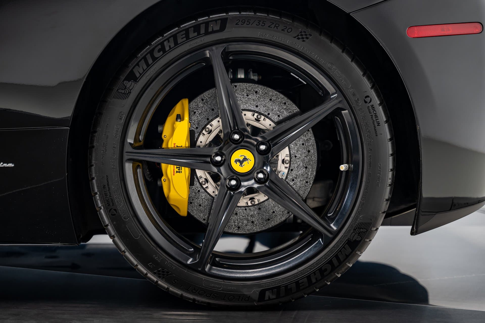 2010 Ferrari 458 Italia thumbnail 17