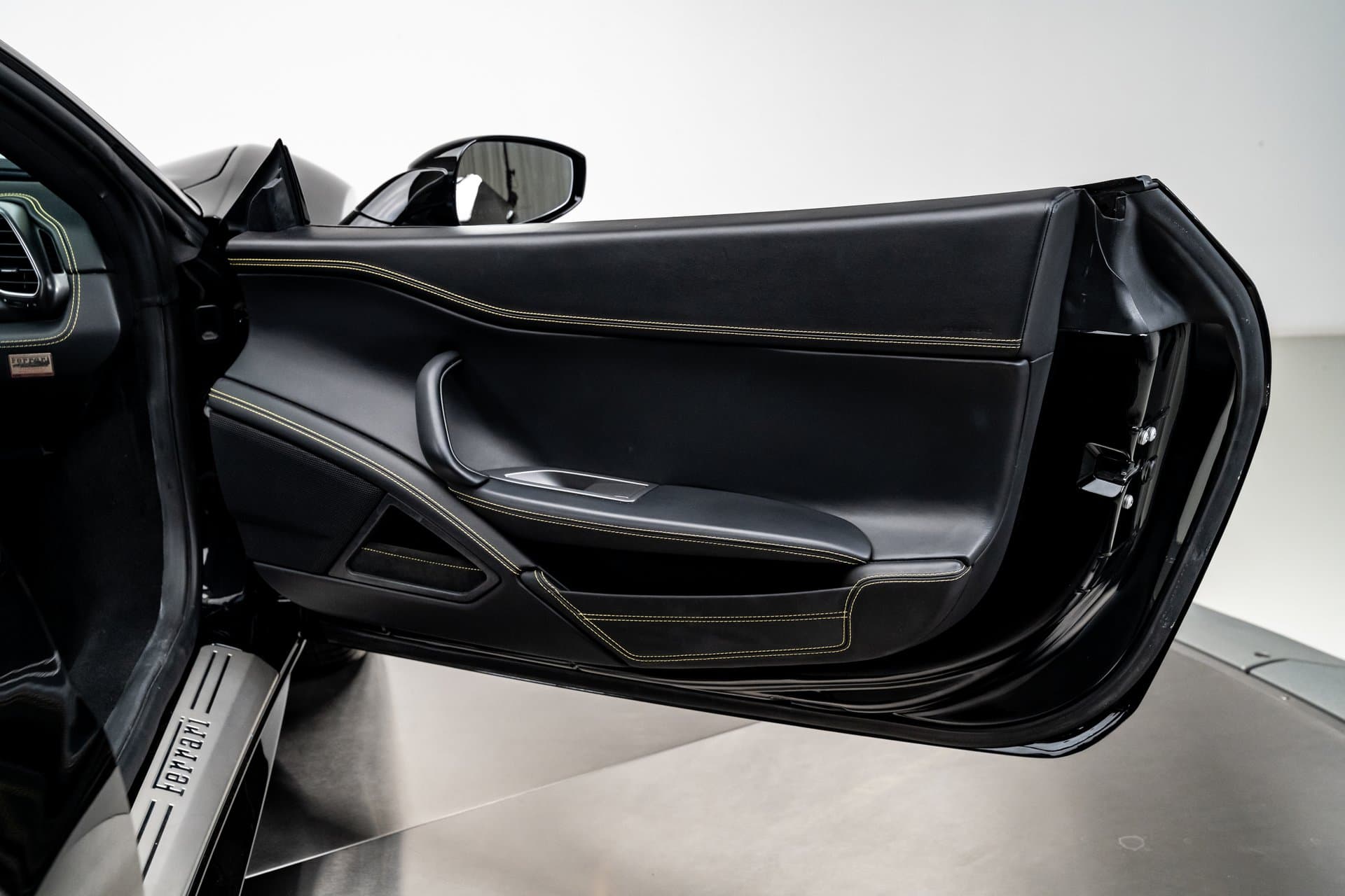 2010 Ferrari 458 Italia thumbnail 29