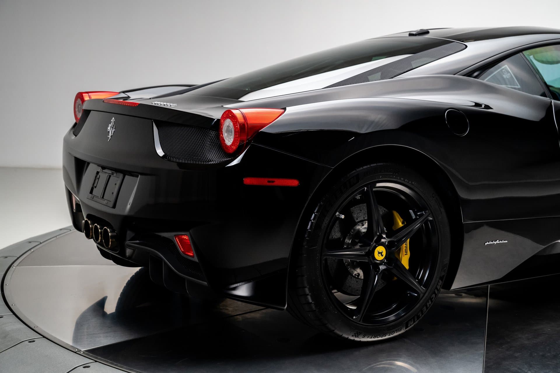2010 Ferrari 458 Italia thumbnail 3