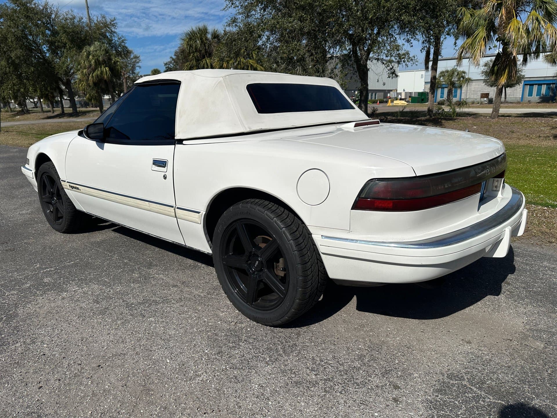 1990 Buick Reatta Convertible thumbnail 29