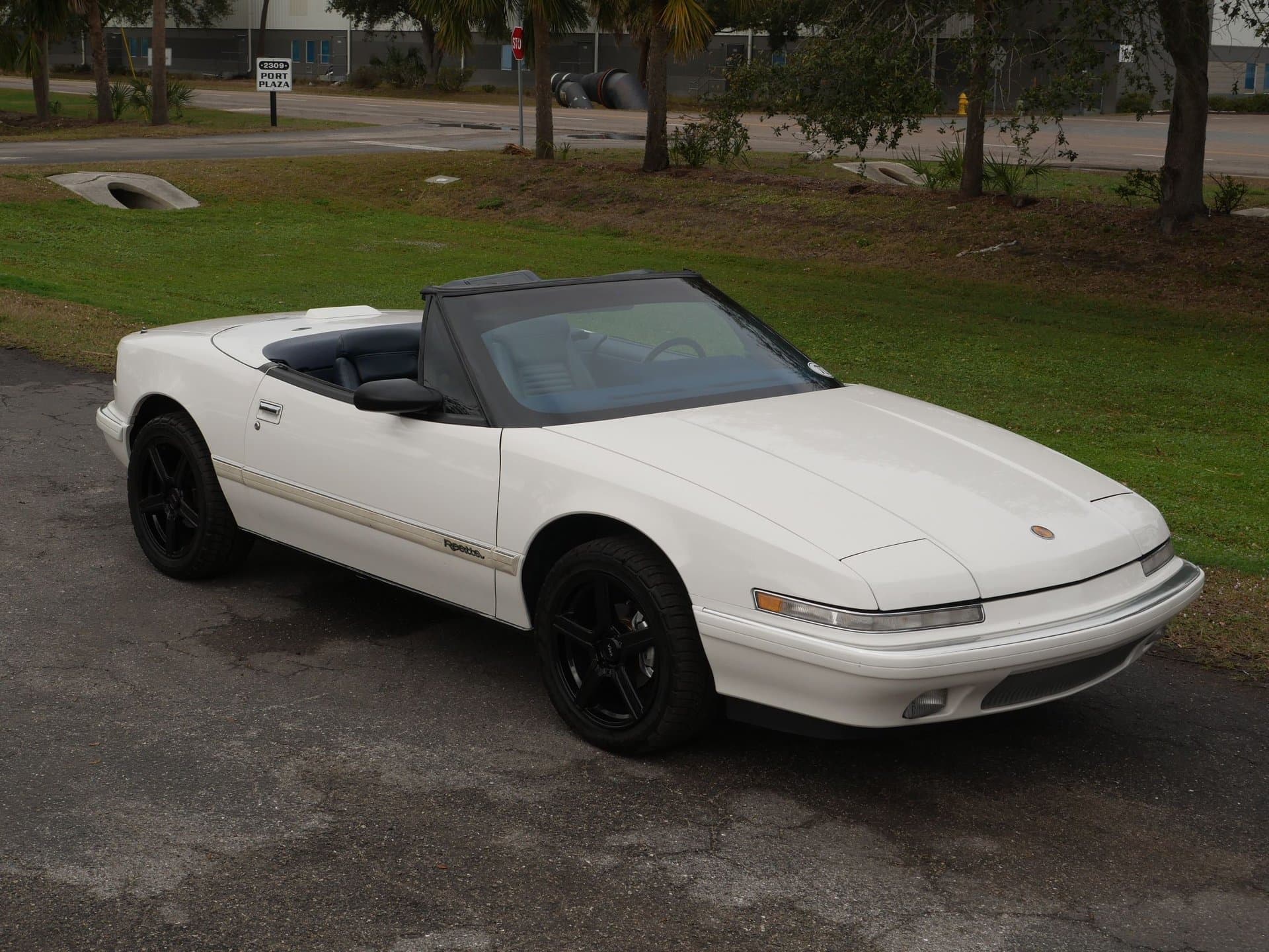 1990 Buick Reatta Convertible thumbnail 15