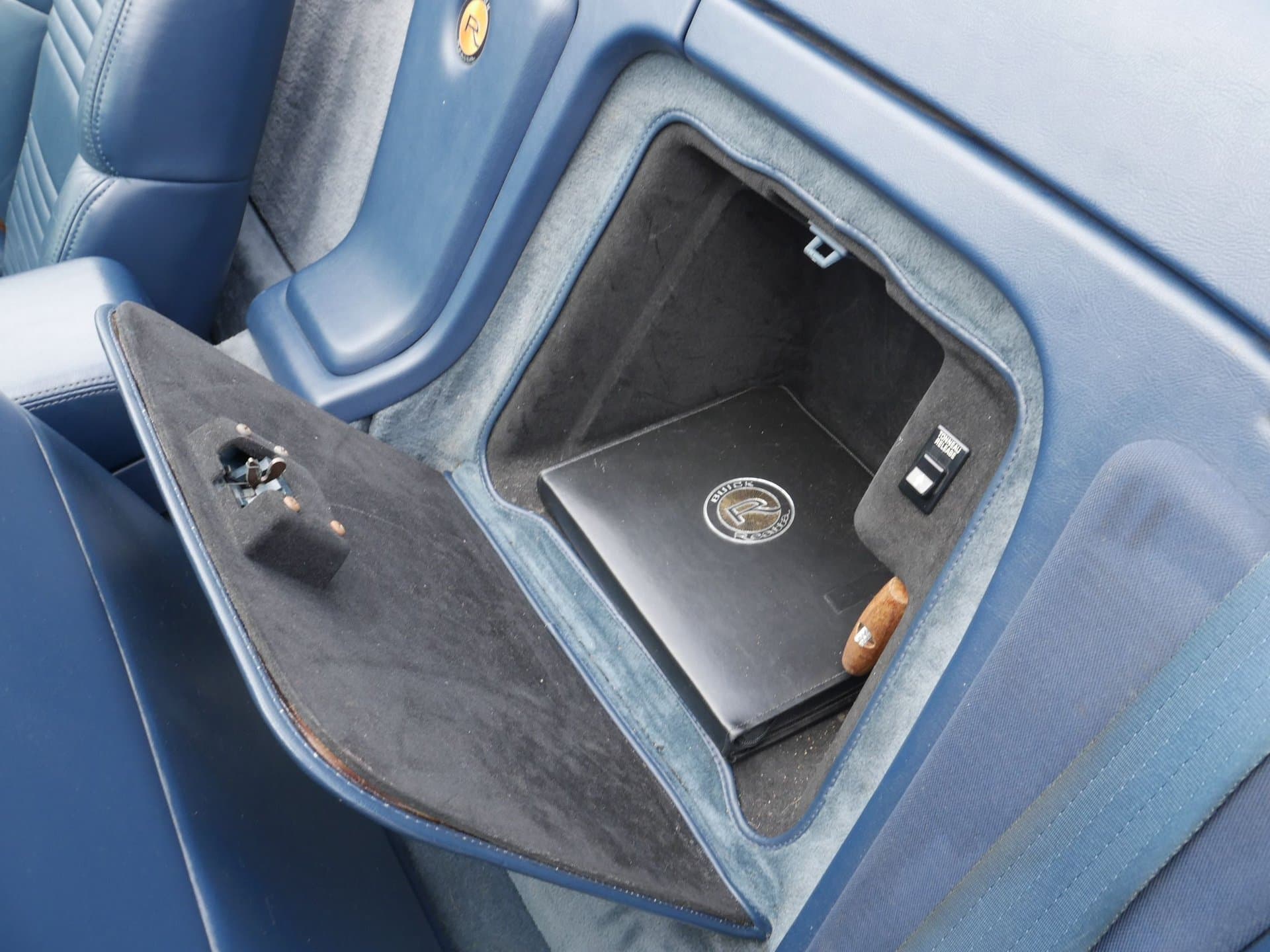 1990 Buick Reatta Convertible thumbnail 21