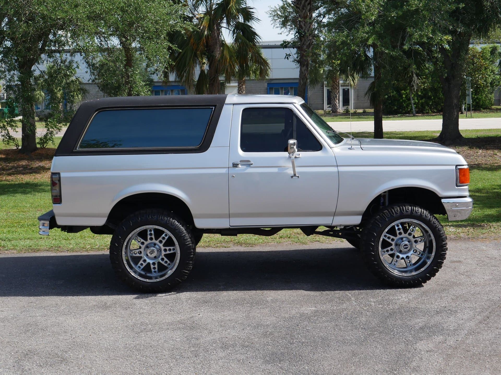 1990 Ford Bronco XLT 4x4 thumbnail 12
