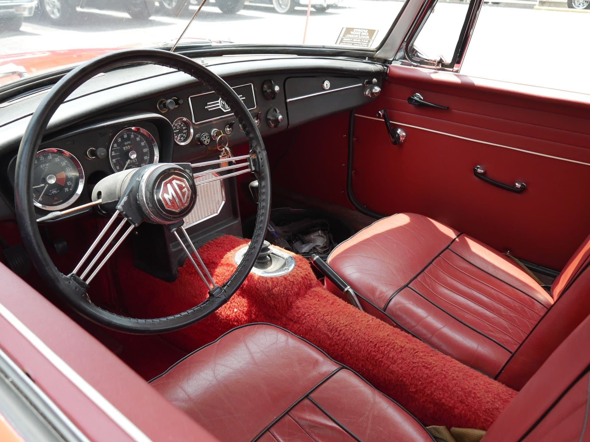 1965 MG MGB with Hardtop thumbnail 16