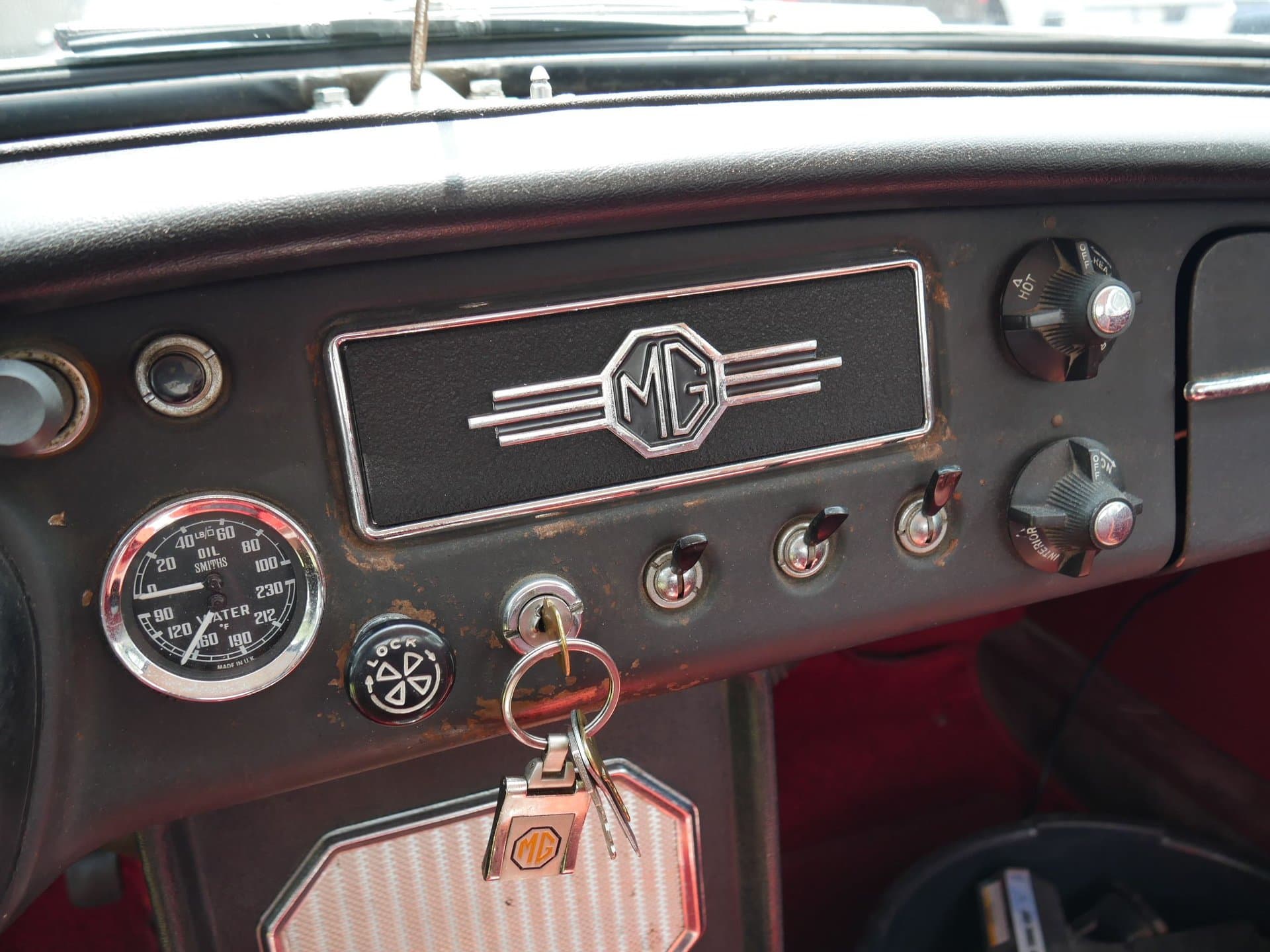 1965 MG MGB with Hardtop thumbnail 18