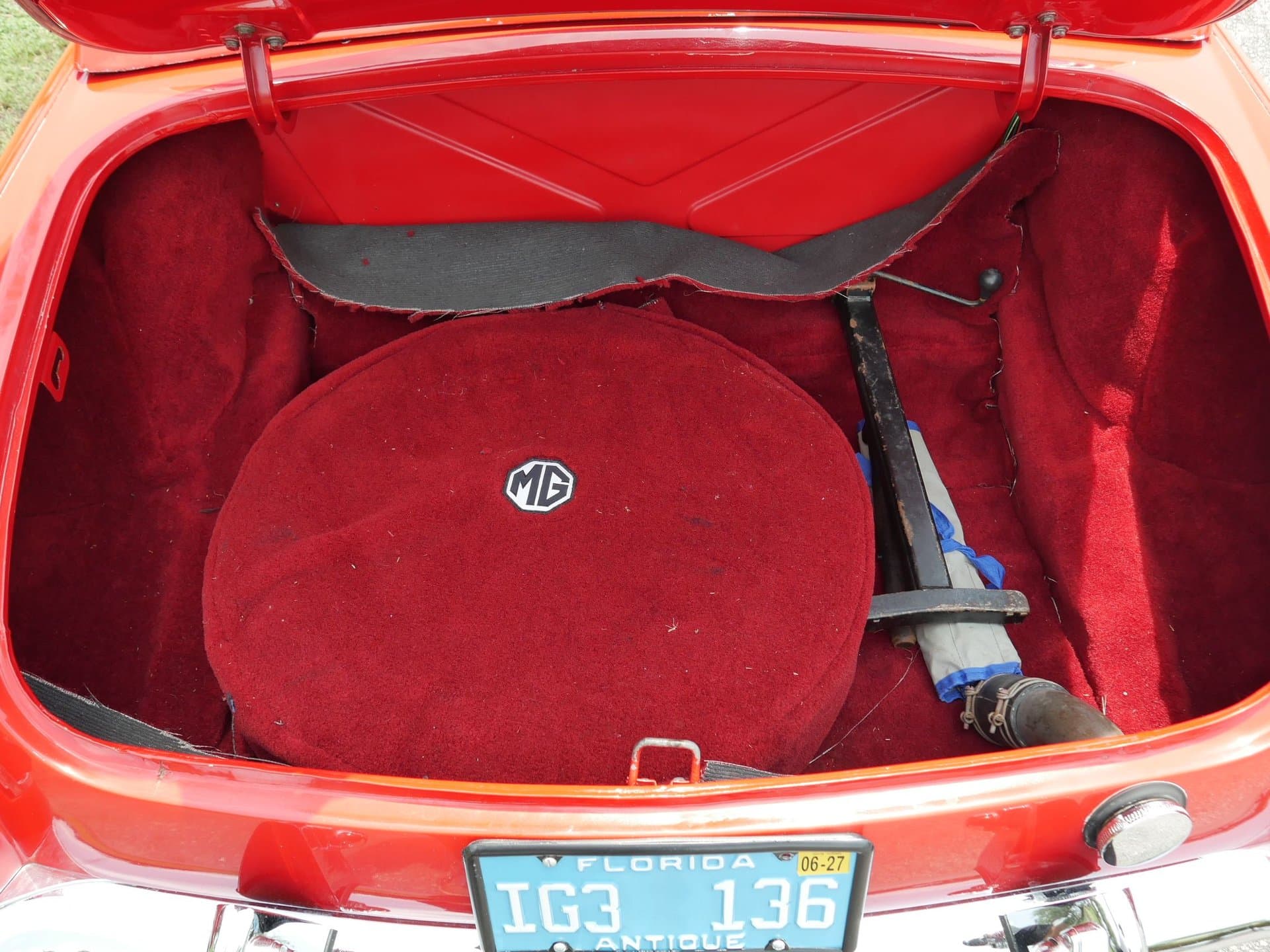 1965 MG MGB with Hardtop thumbnail 3