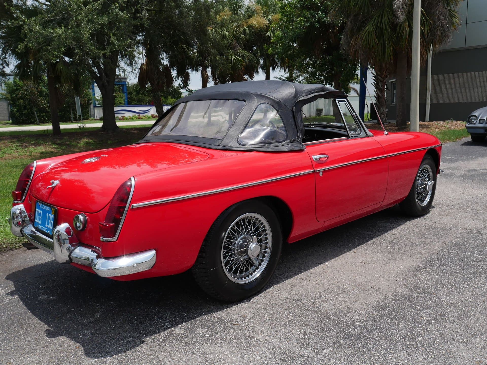 1965 MG MGB with Hardtop thumbnail 23