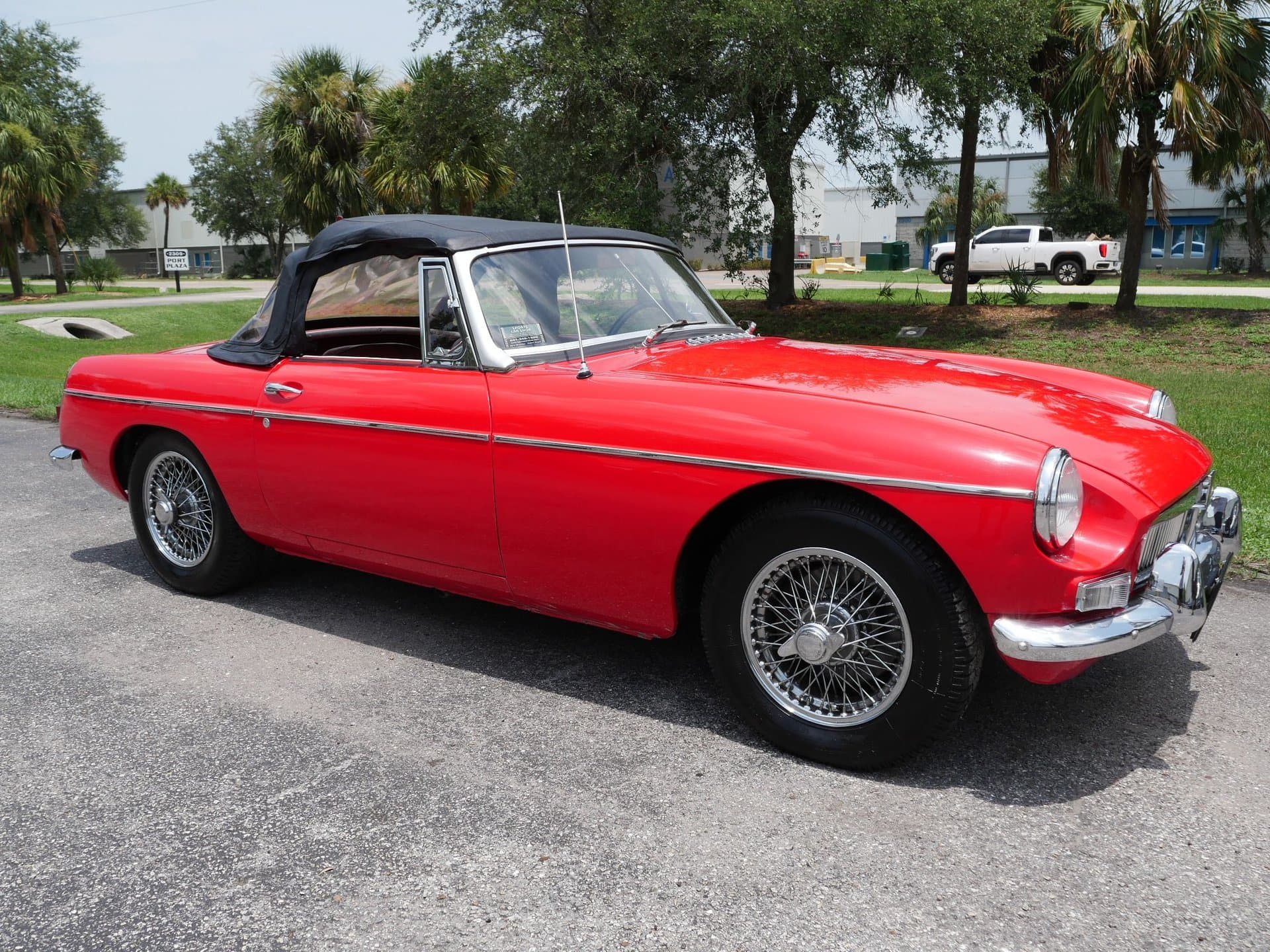 1965 MG MGB with Hardtop thumbnail 4