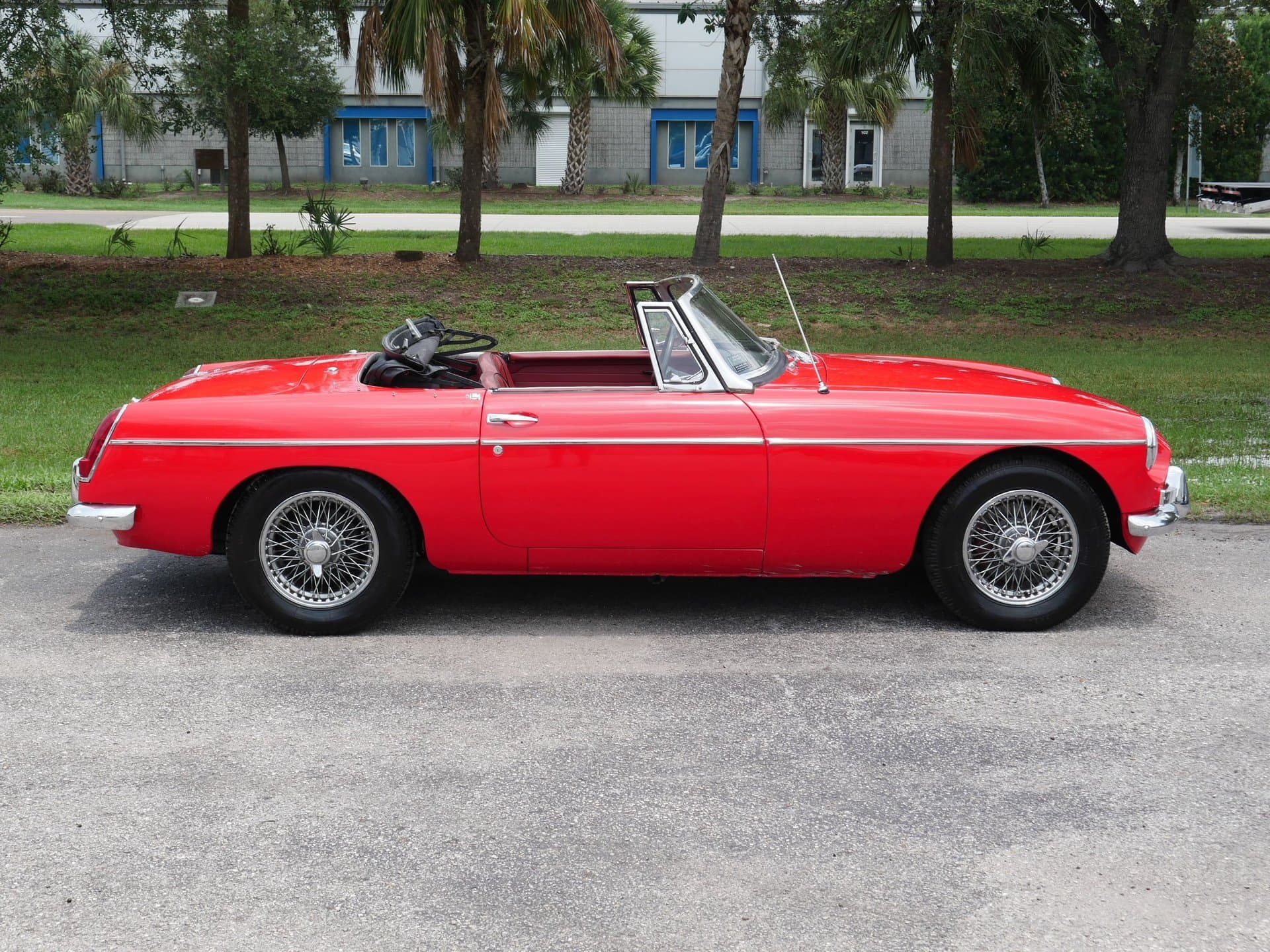1965 MG MGB with Hardtop thumbnail 24