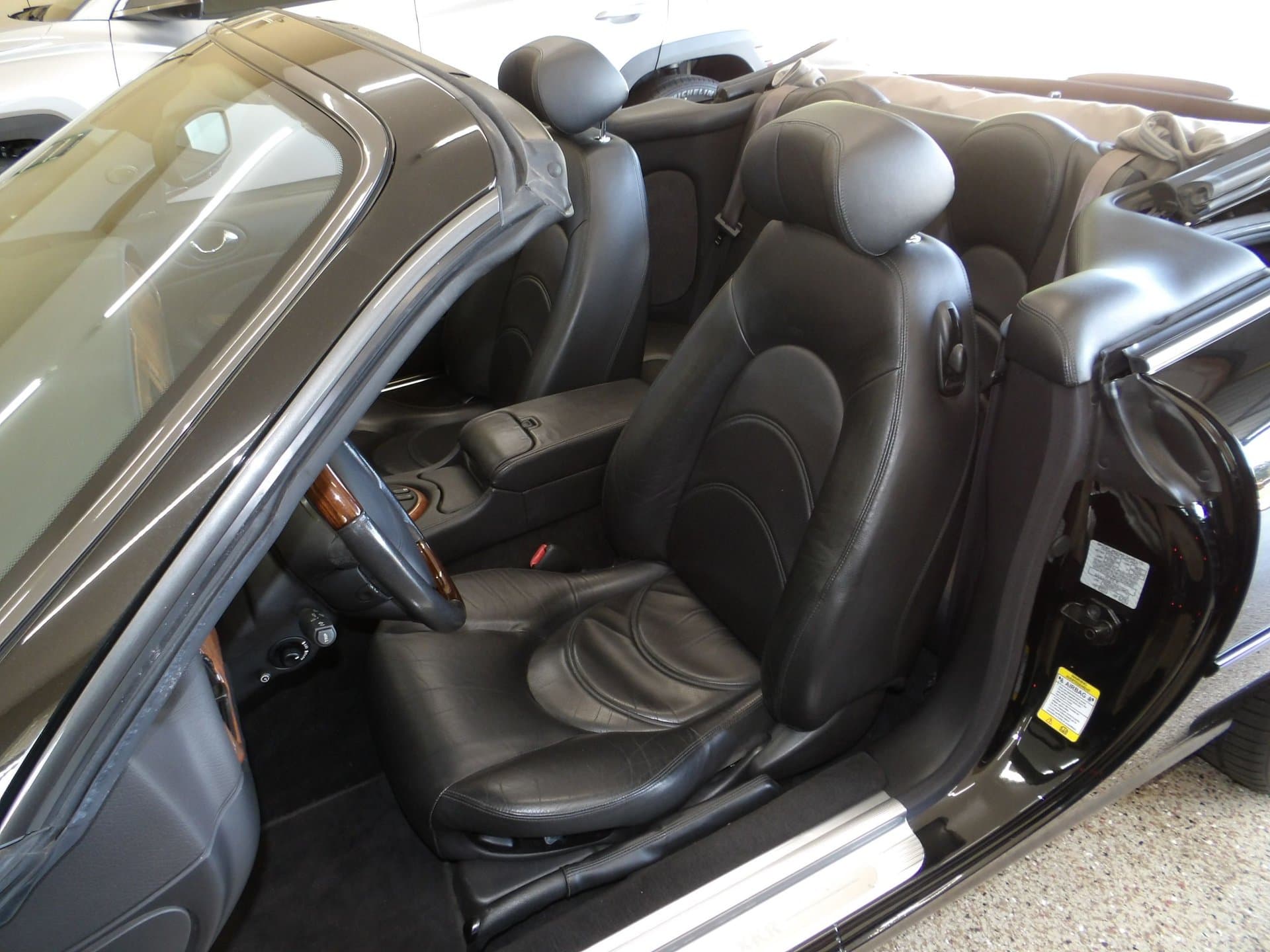 2001 Jaguar XKR thumbnail 9