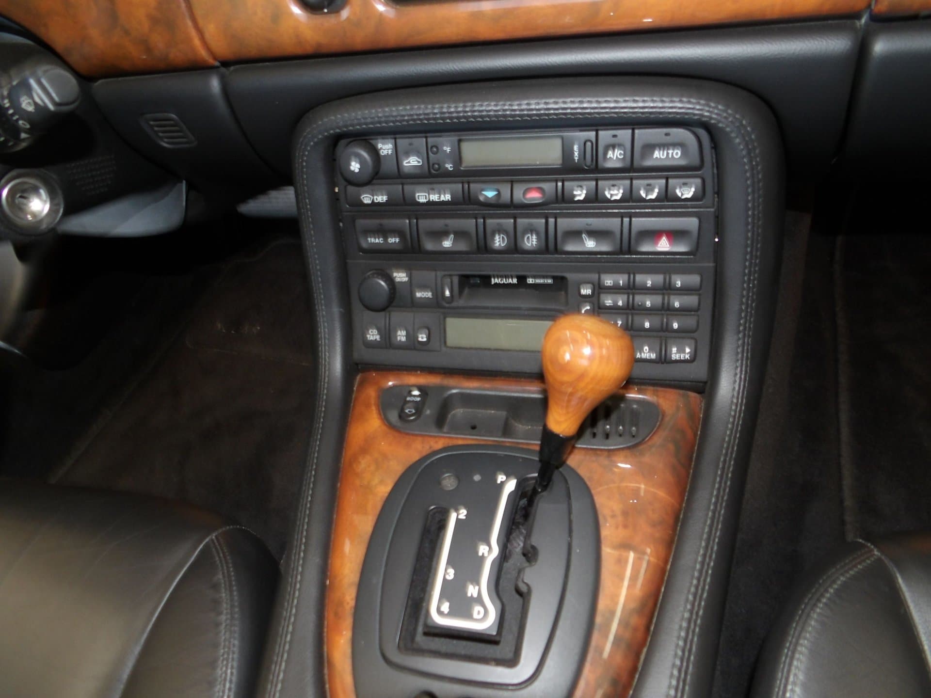 2001 Jaguar XKR thumbnail 11