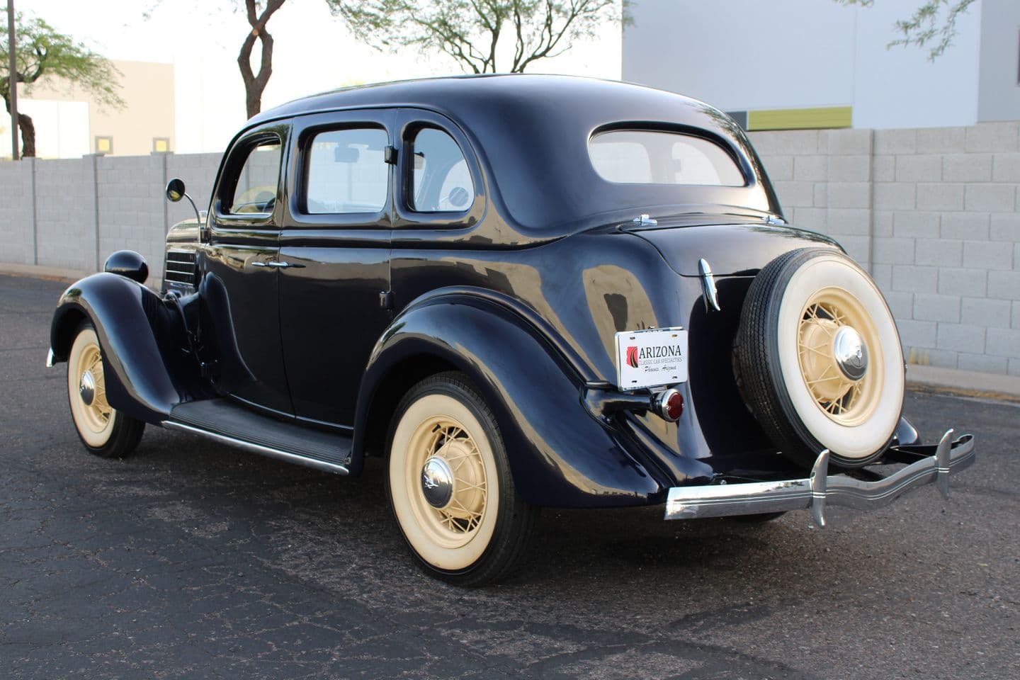 1935 Ford Sedan thumbnail 3
