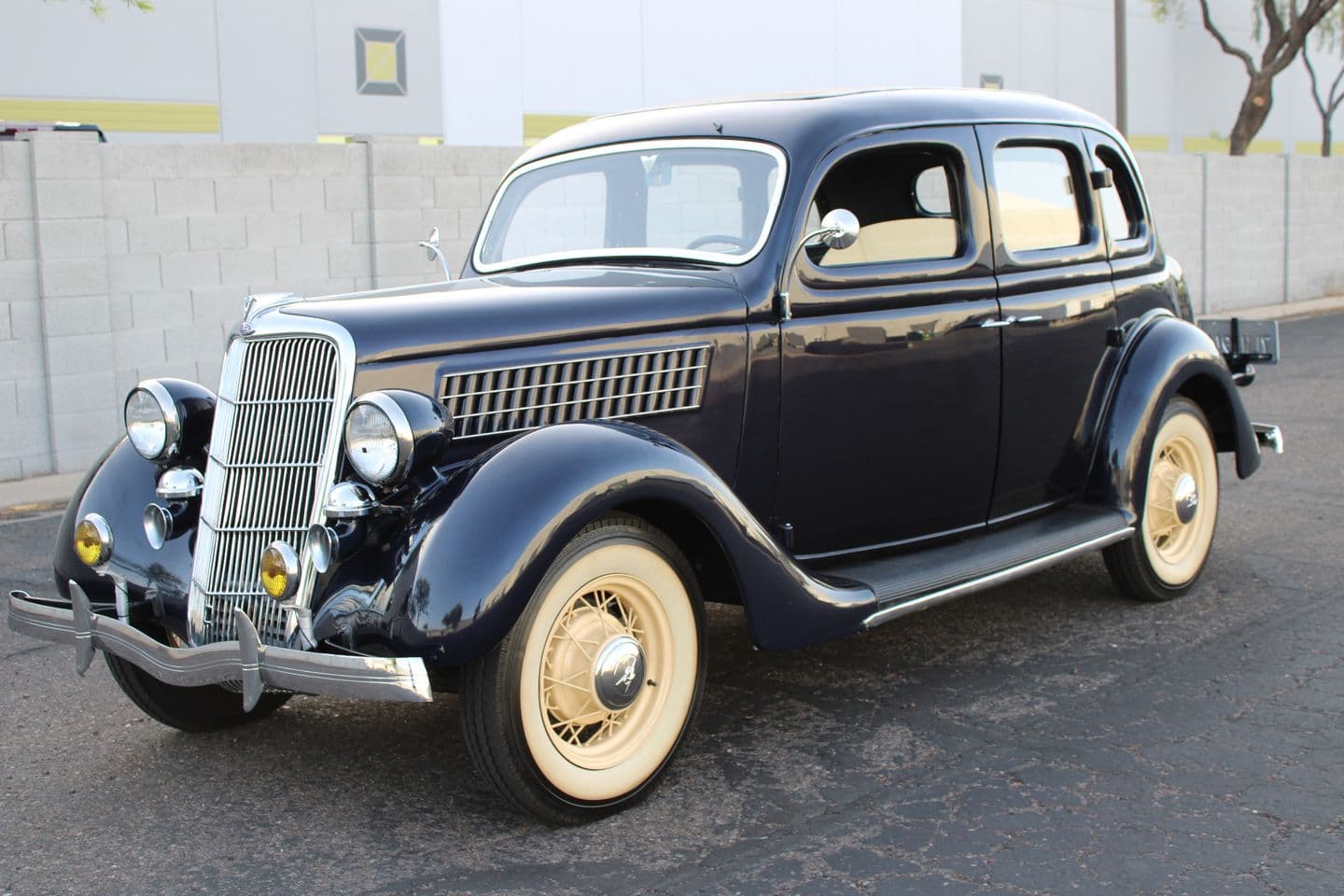 1935 Ford Sedan thumbnail 4