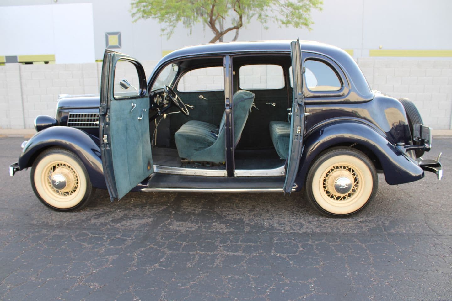 1935 Ford Sedan thumbnail 5