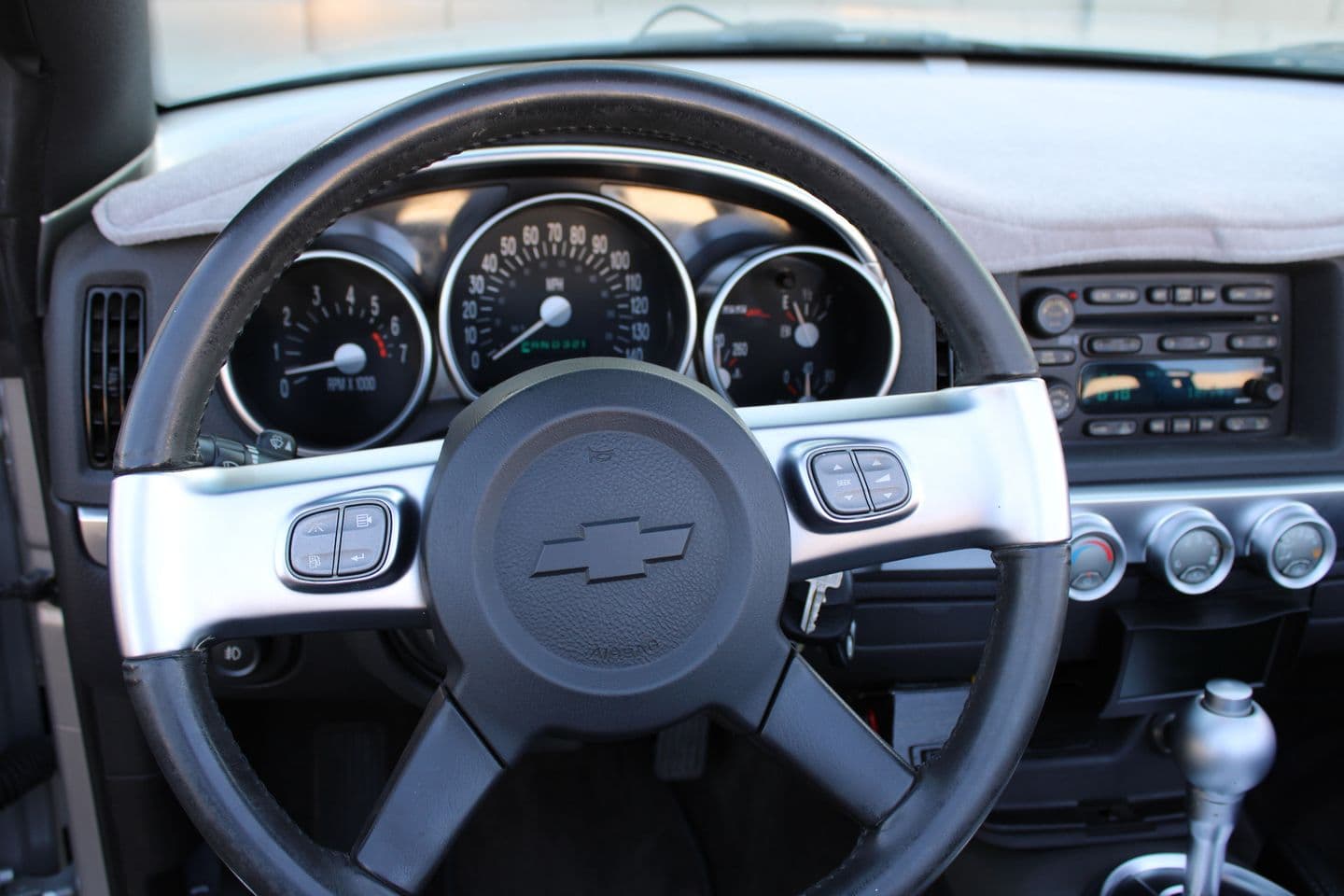 2004 Chevrolet SSR LS thumbnail 11