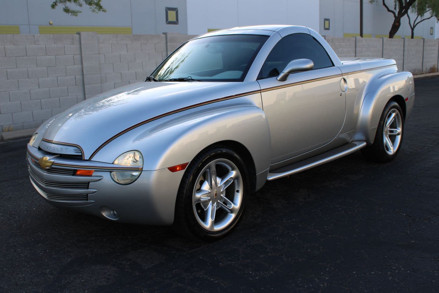 2004 Chevrolet SSR LS thumbnail 4