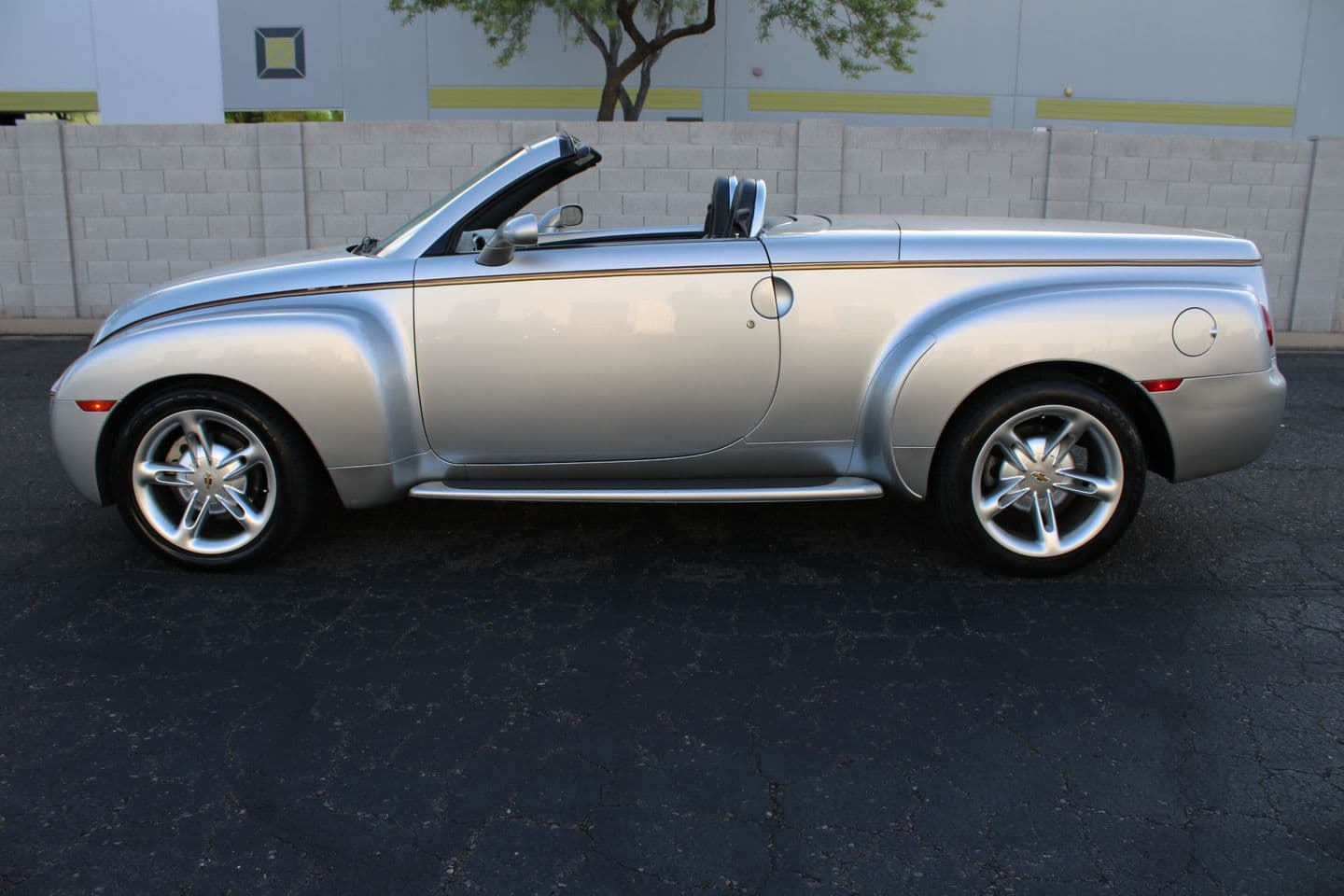 2004 Chevrolet SSR LS thumbnail 5