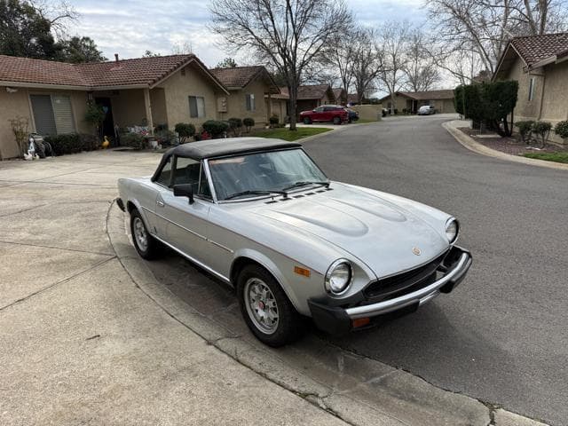 1981 Fiat 124 Spider thumbnail 3