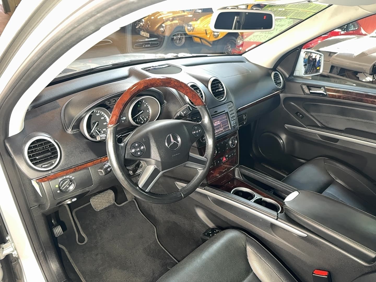 2012 Mercedes GL-Class GL 550 4MATIC thumbnail 3