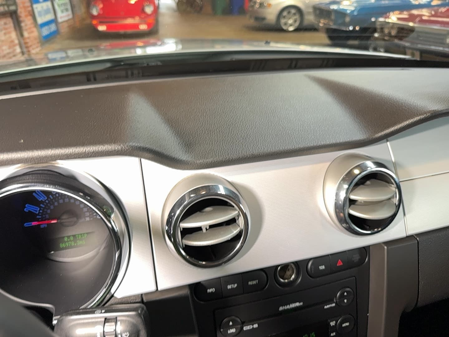 2005 Ford Mustang GT Deluxe thumbnail 7