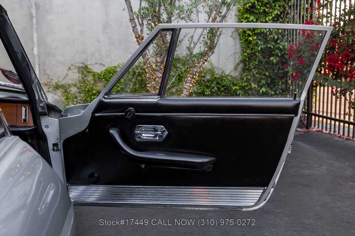 1967 Ferrari 330 GT 2+2 Series II thumbnail 16