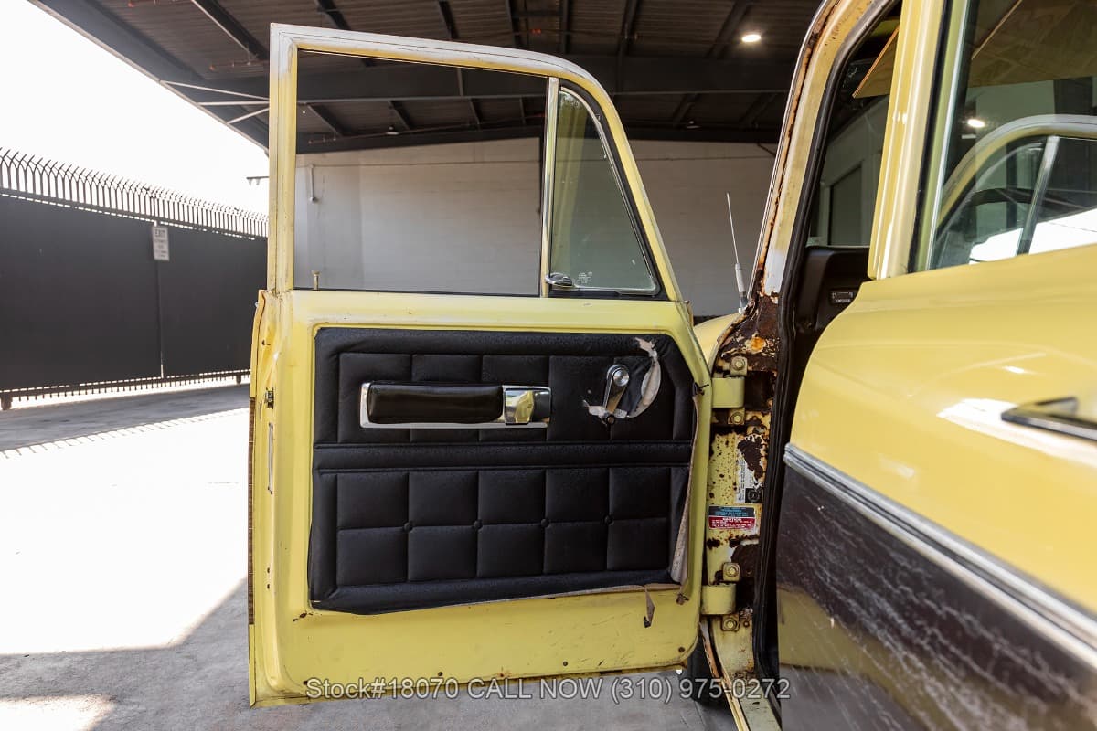 1975 International Harvester Travelall thumbnail 11
