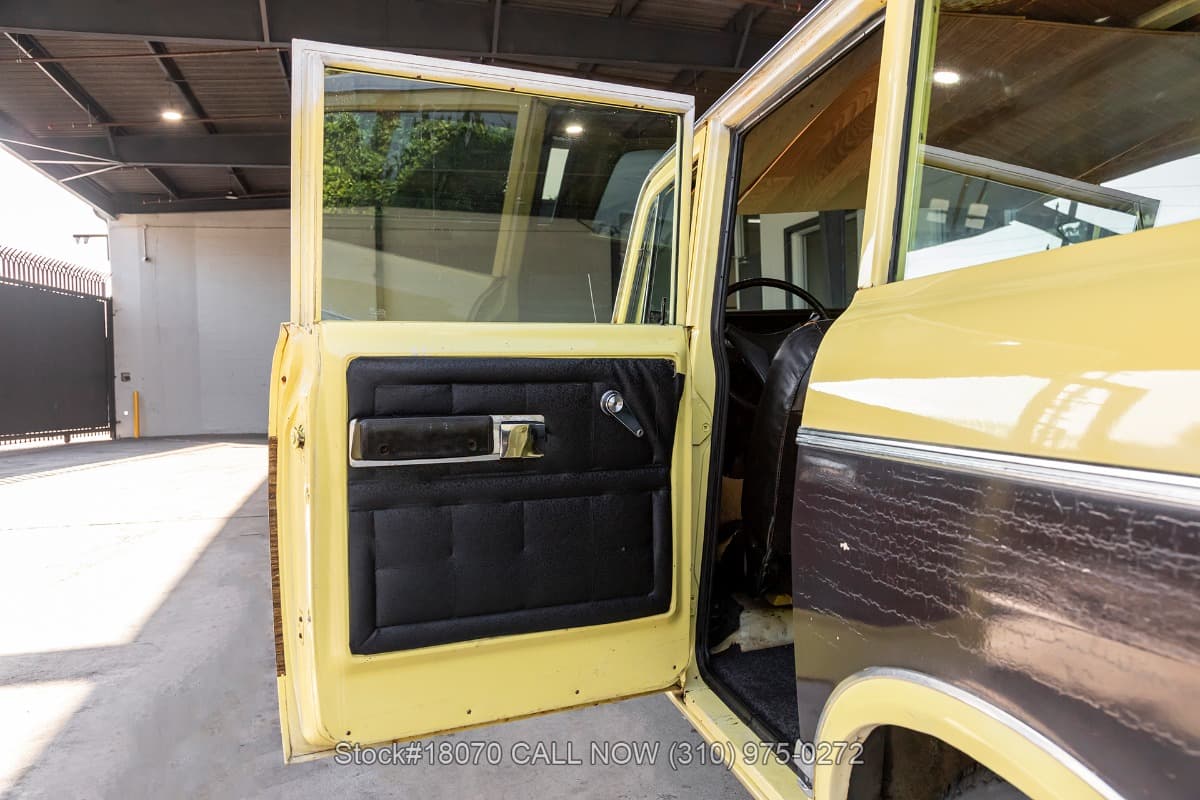 1975 International Harvester Travelall thumbnail 15
