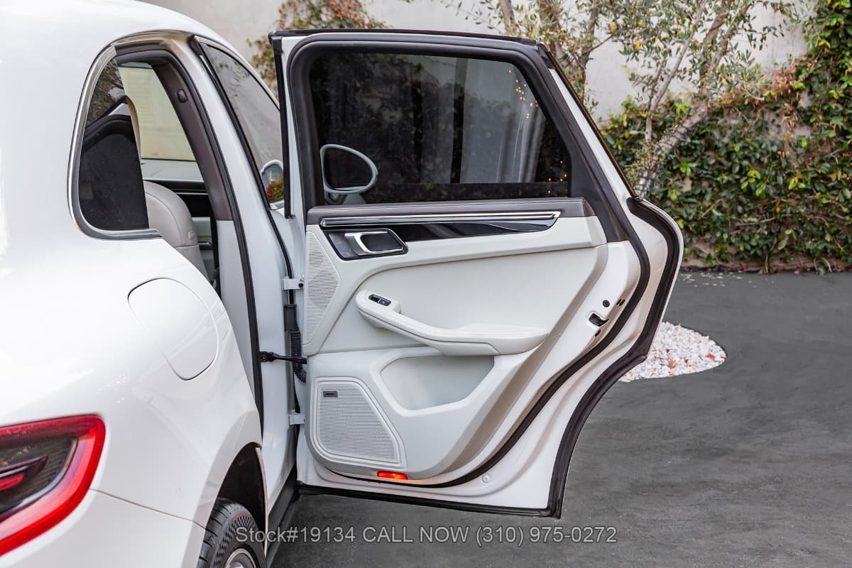 2015 Porsche Macan S thumbnail 16