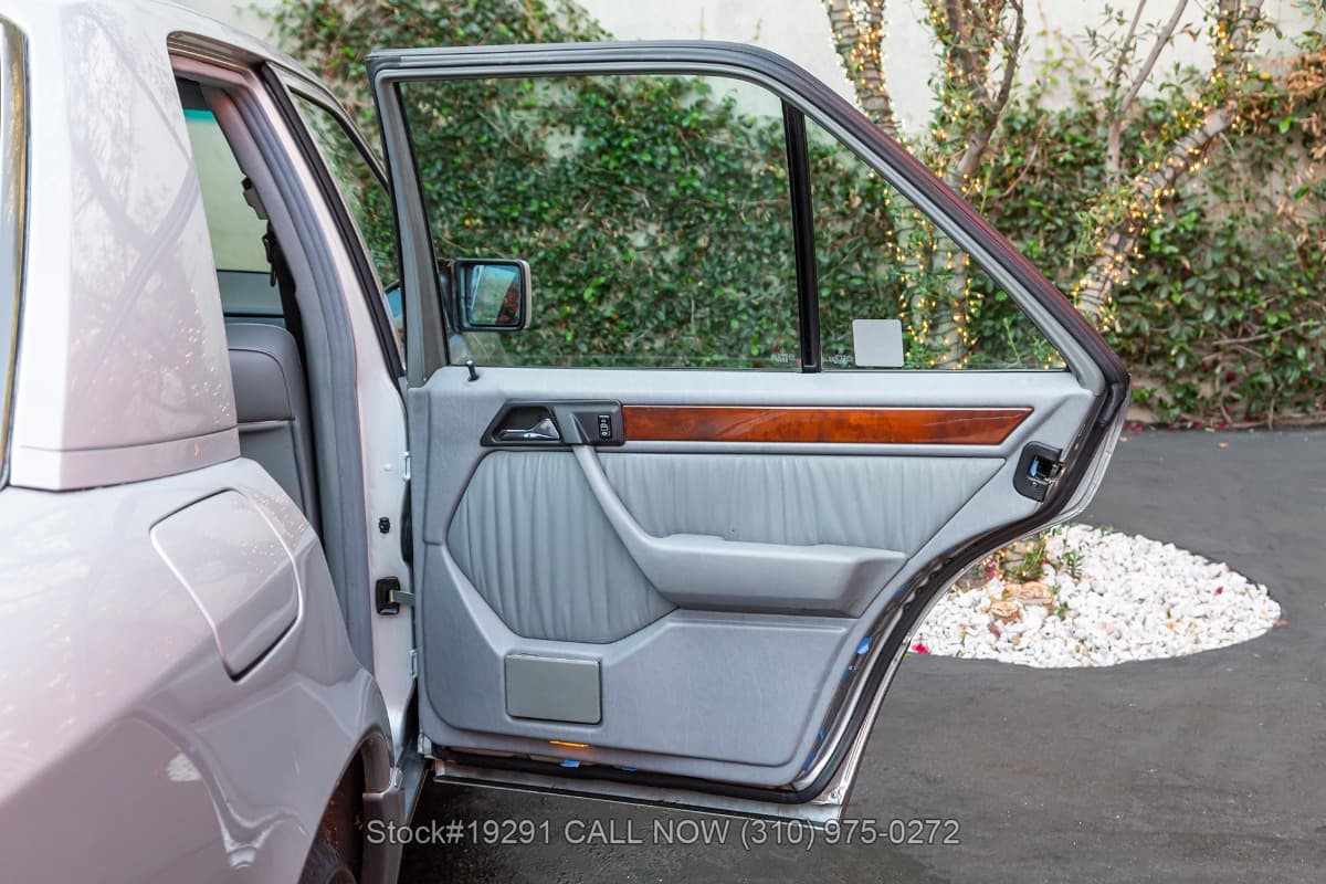 1992 Mercedes 400E thumbnail 16