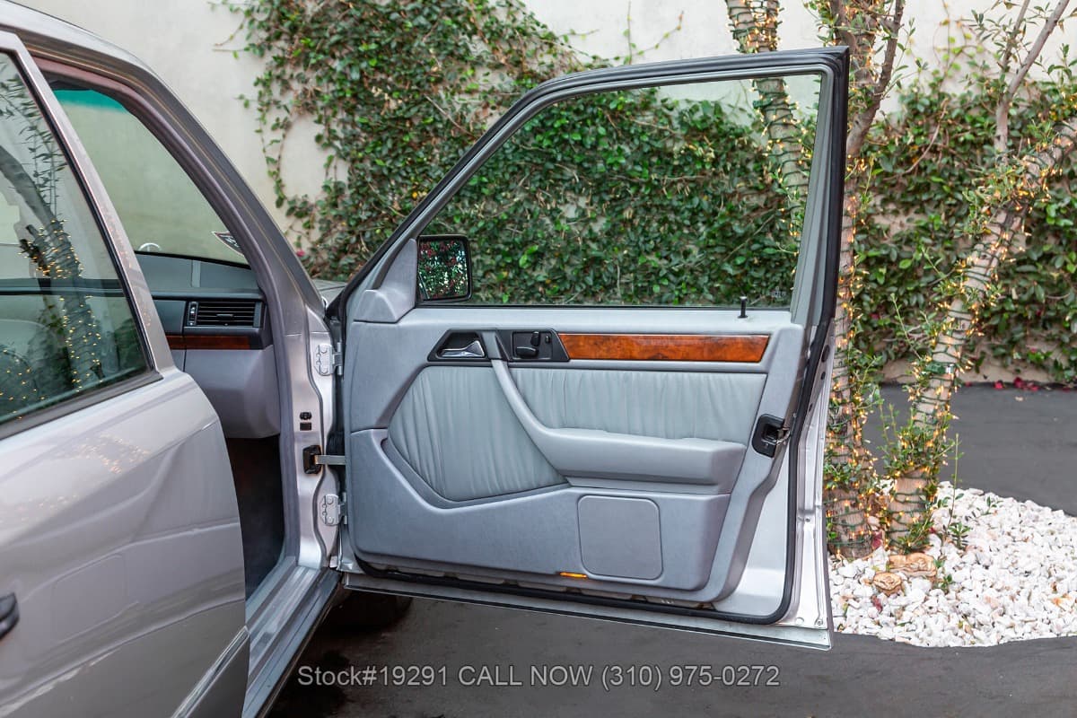 1992 Mercedes 400E thumbnail 18