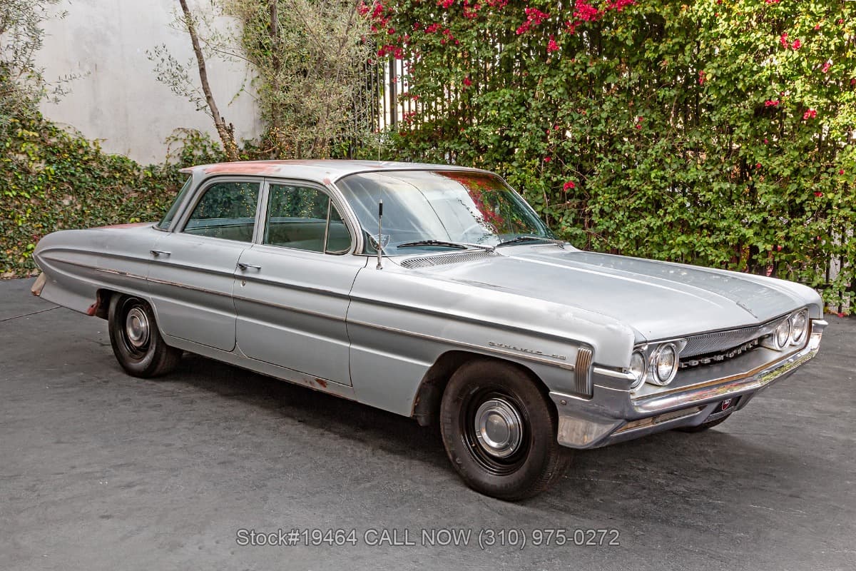 1961 Oldsmobile Dynamic 88 Celebrity Sedan thumbnail 3